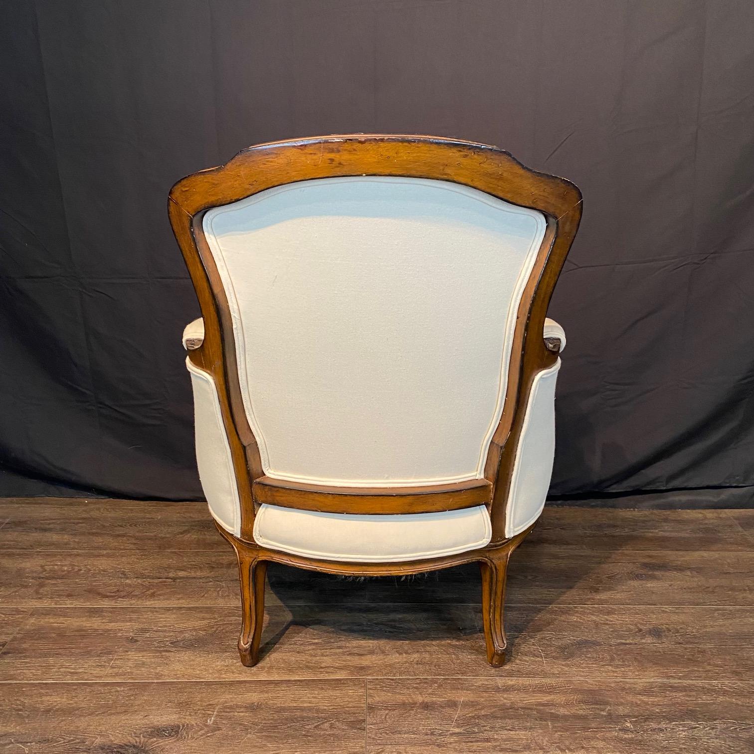 Francese Coppia di eleganti sedie bergere francesi in noce Luigi XV in vendita
