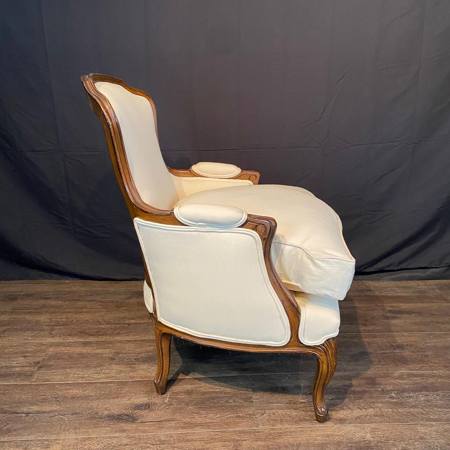 Coppia di eleganti sedie bergere francesi in noce Luigi XV In condizioni buone in vendita a Hopewell, NJ