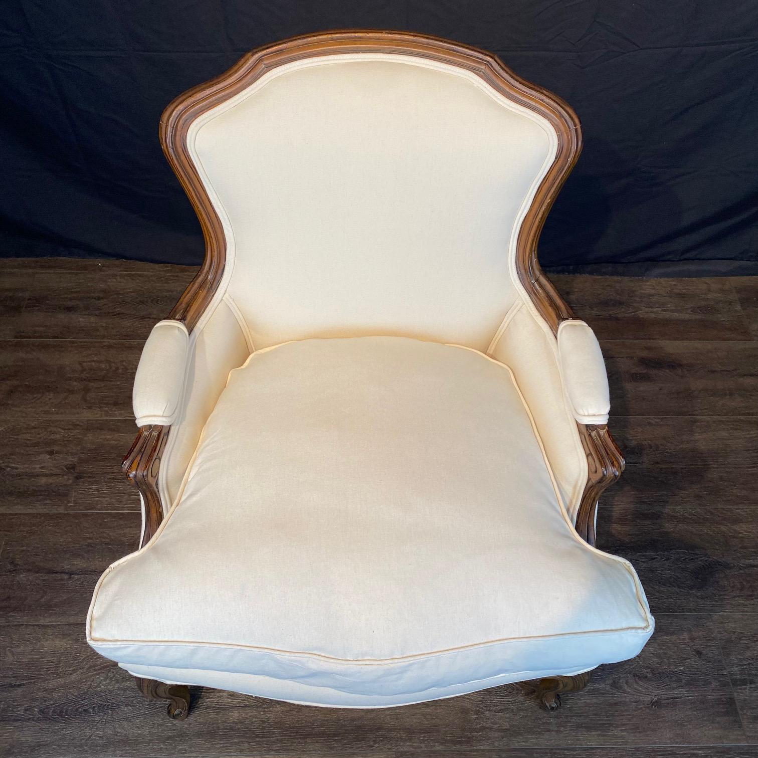 XIX secolo Coppia di eleganti sedie bergere francesi in noce Luigi XV in vendita