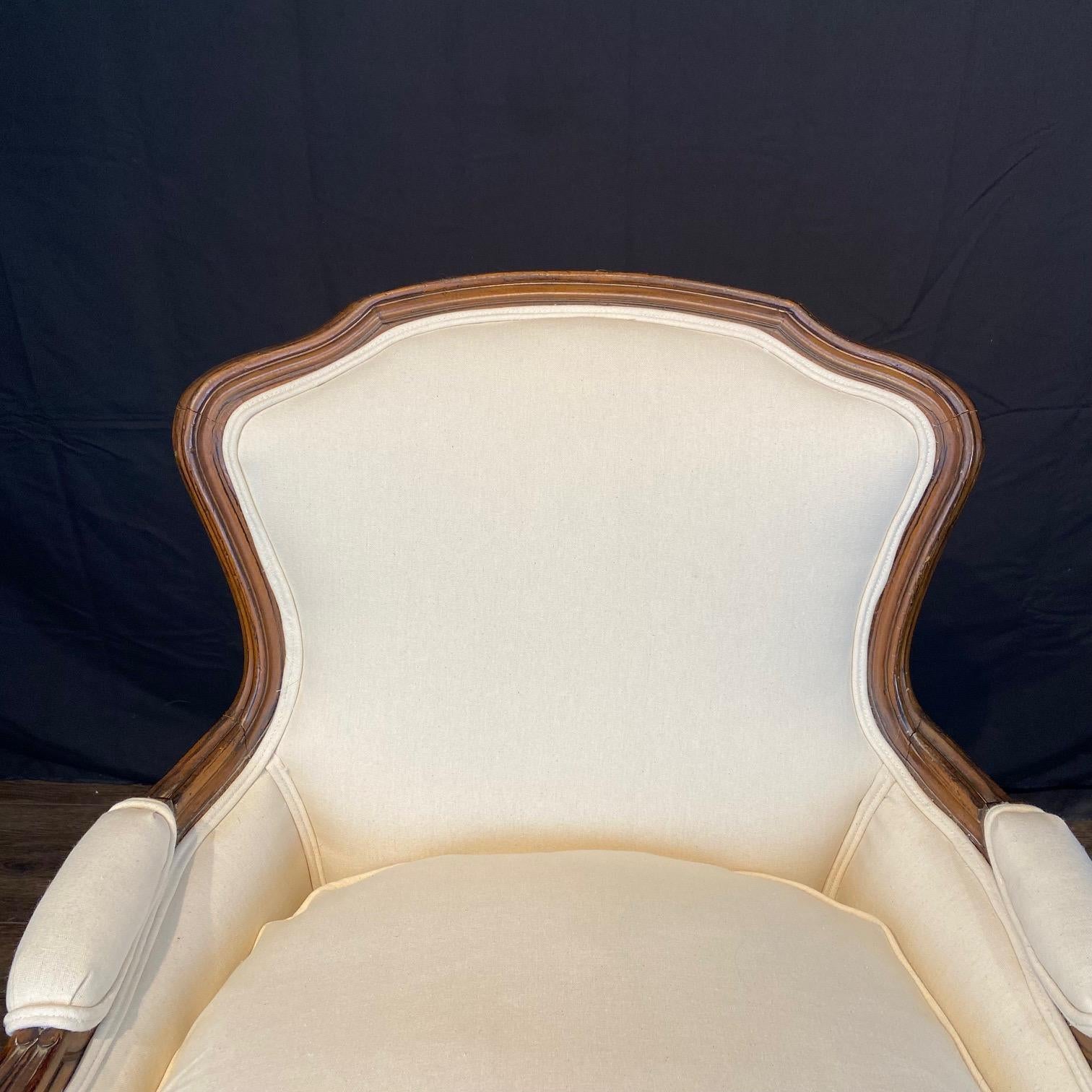 Tappezzeria Coppia di eleganti sedie bergere francesi in noce Luigi XV in vendita