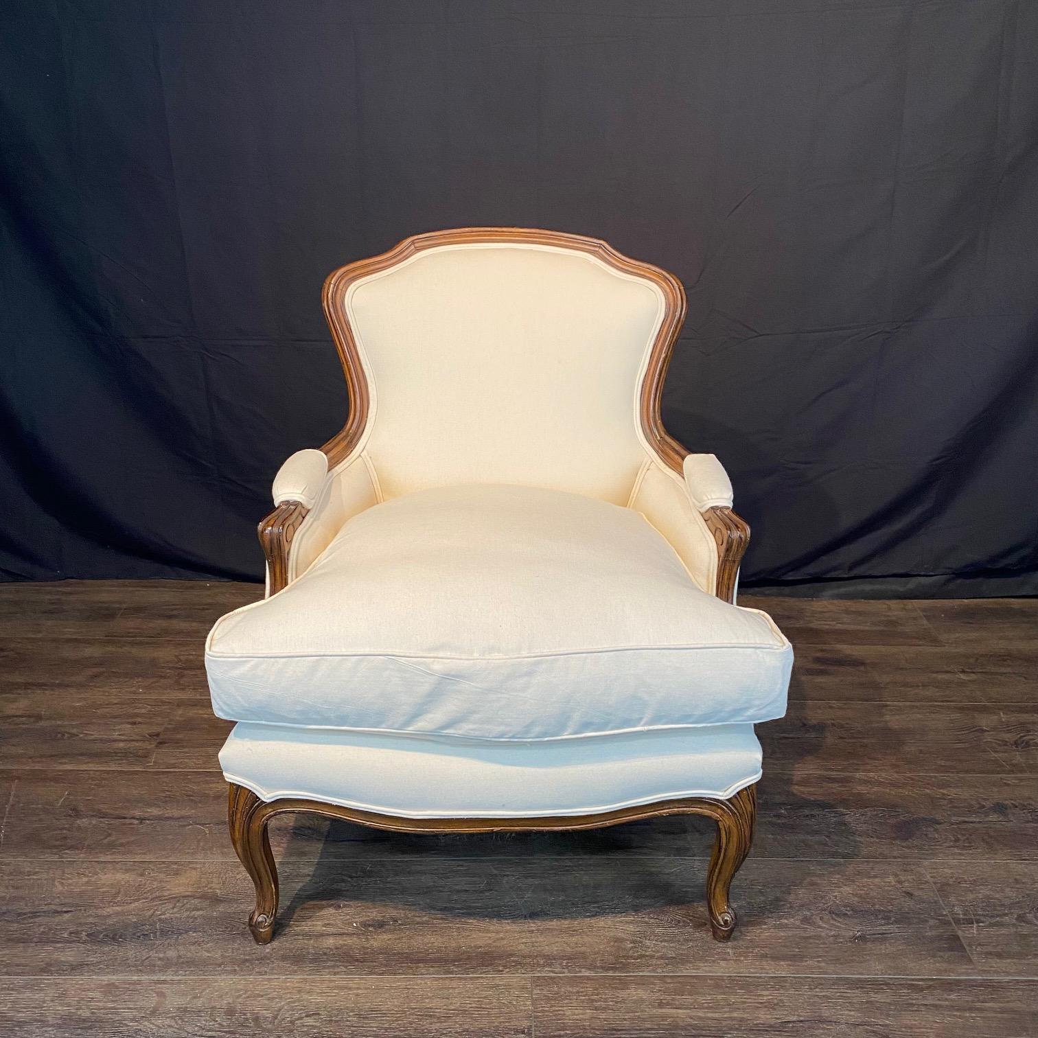 Coppia di eleganti sedie bergere francesi in noce Luigi XV in vendita 1