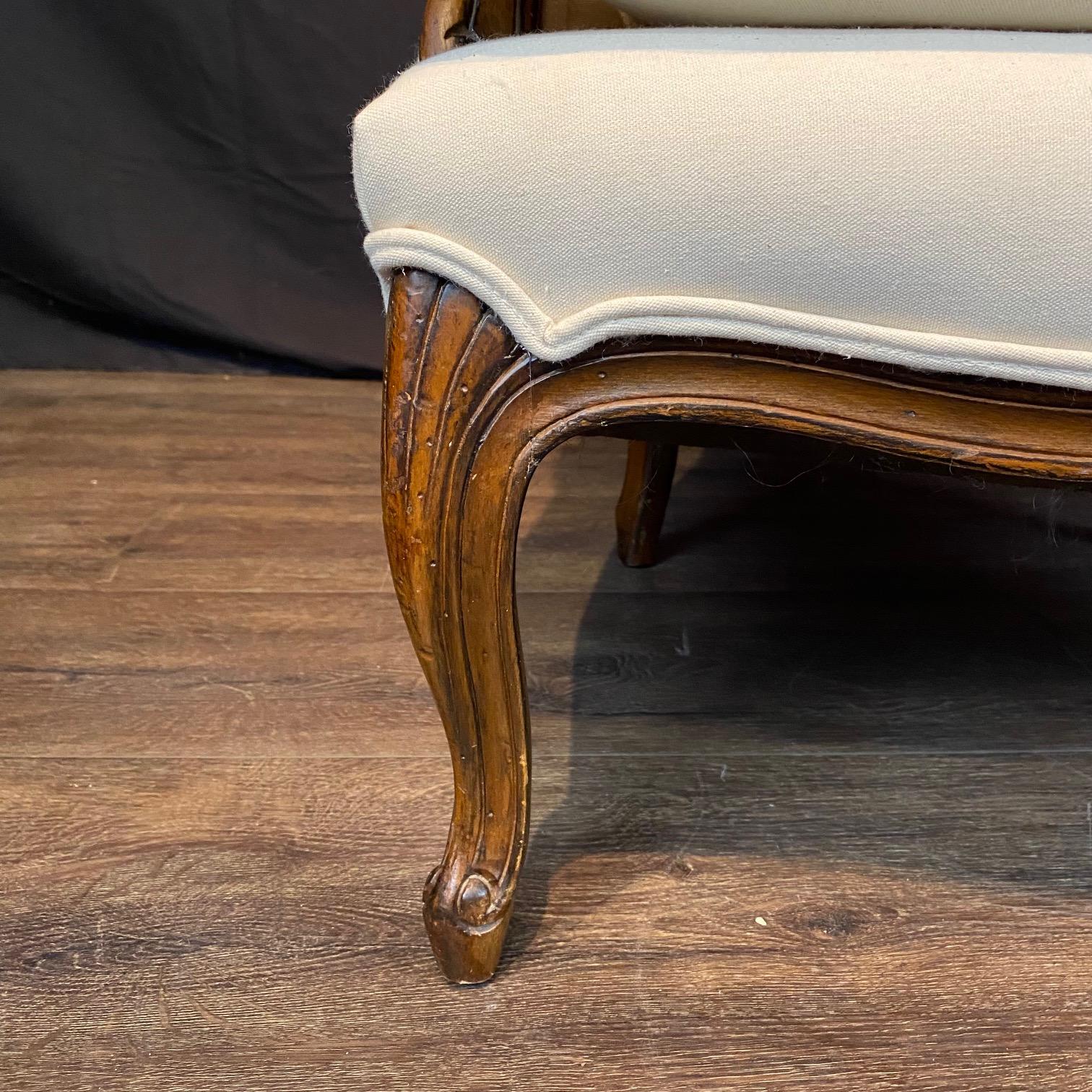 Coppia di eleganti sedie bergere francesi in noce Luigi XV in vendita 2