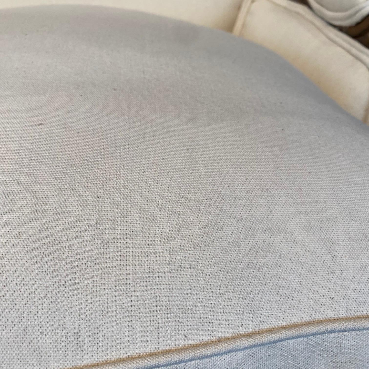 Coppia di eleganti sedie bergere francesi in noce Luigi XV in vendita 3