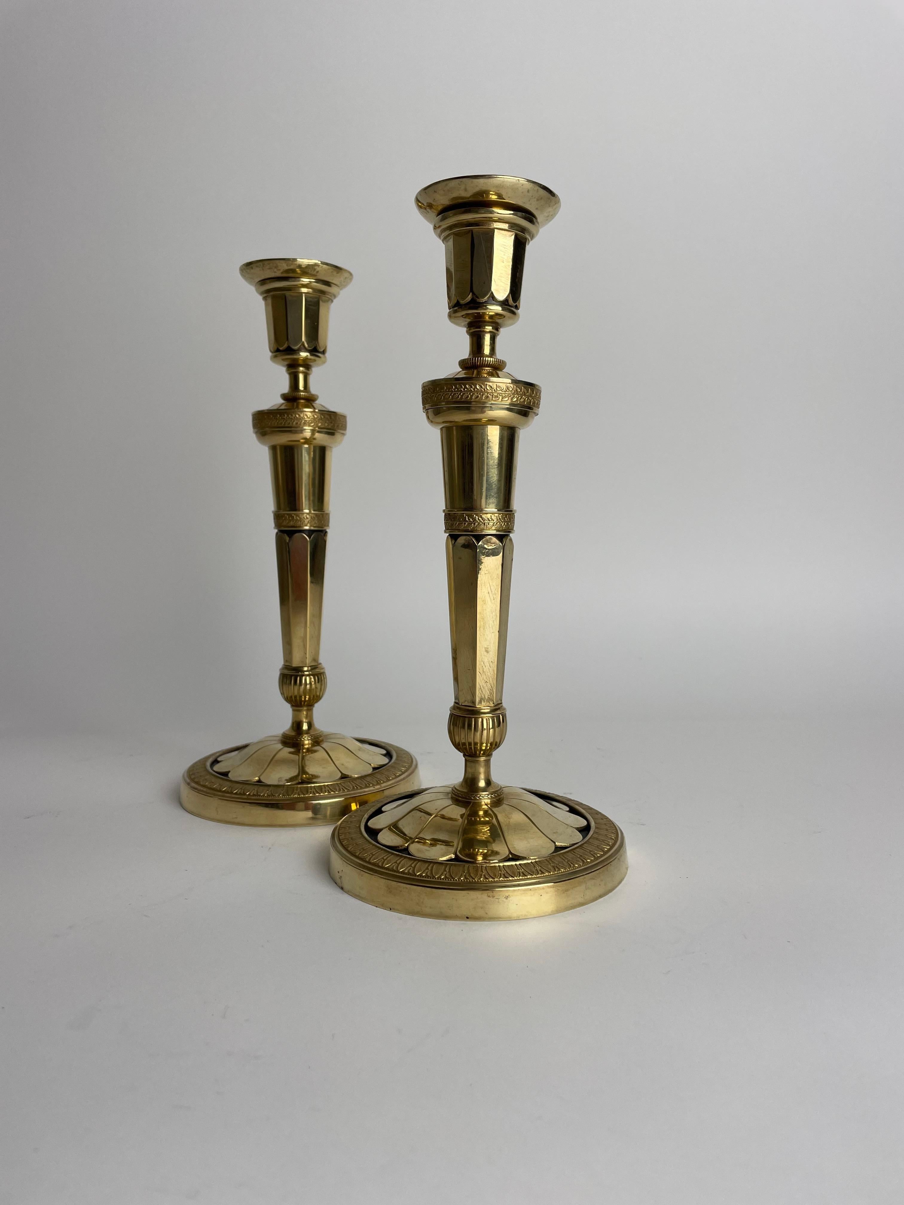 French Pair of Elegant Gilded and Dark Patinated Empire Candlesticks, circa 1810 For Sale