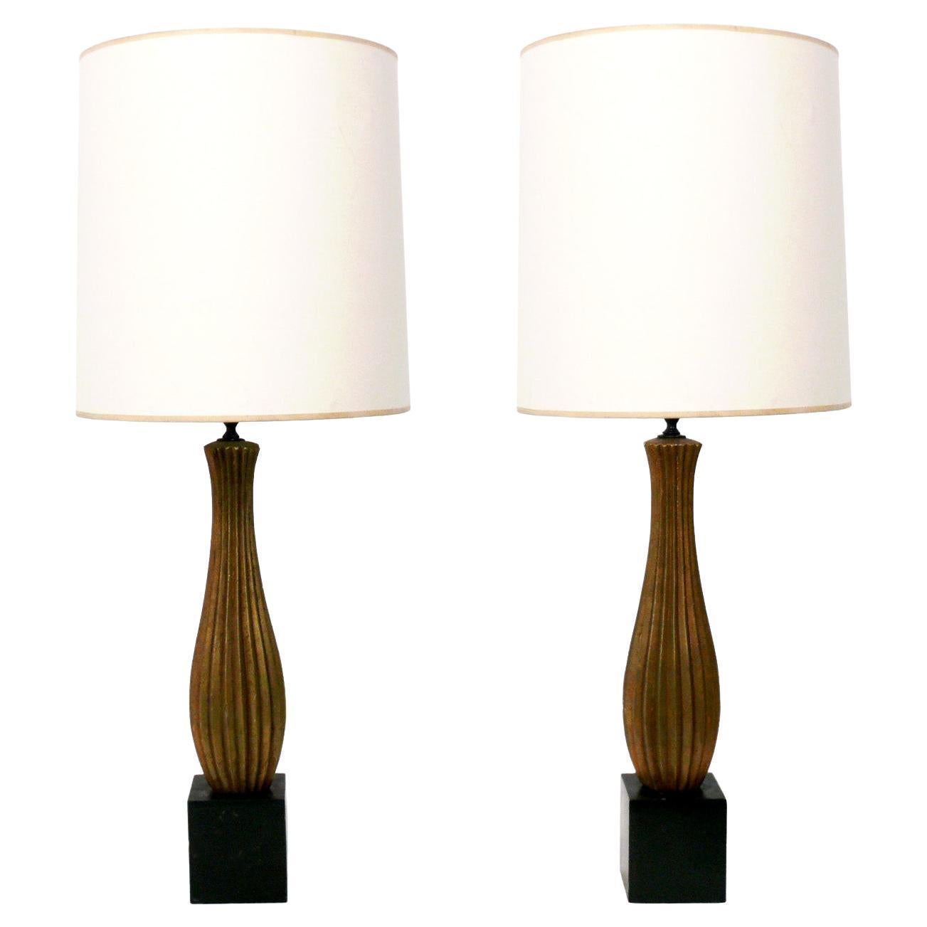 Paar elegante Lampen aus vergoldetem Gips aus der Mitte des Jahrhunderts