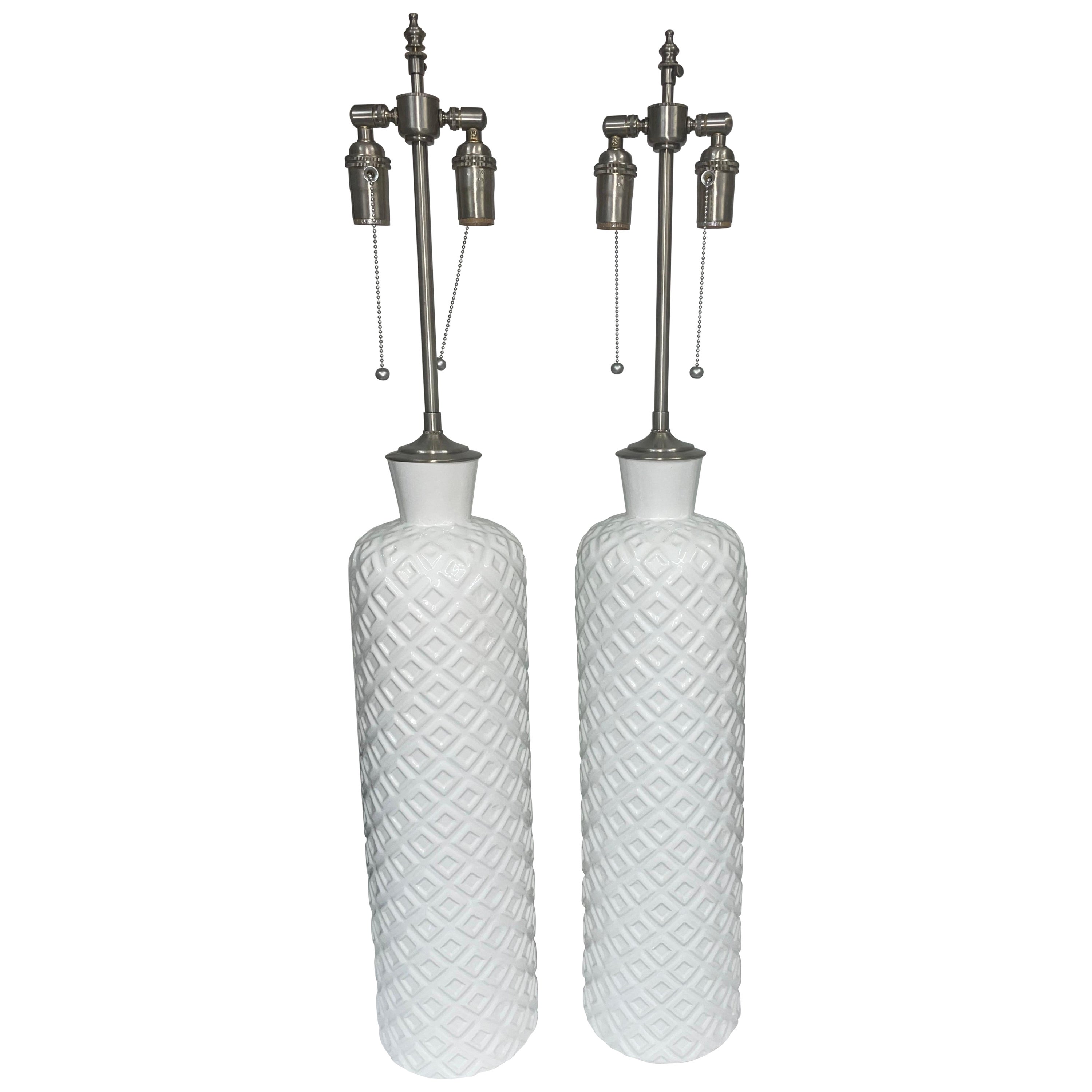 Elegante glasierte Keramik-Tischlampen mit geometrischem Muster, geometrisch gemustert, Paar