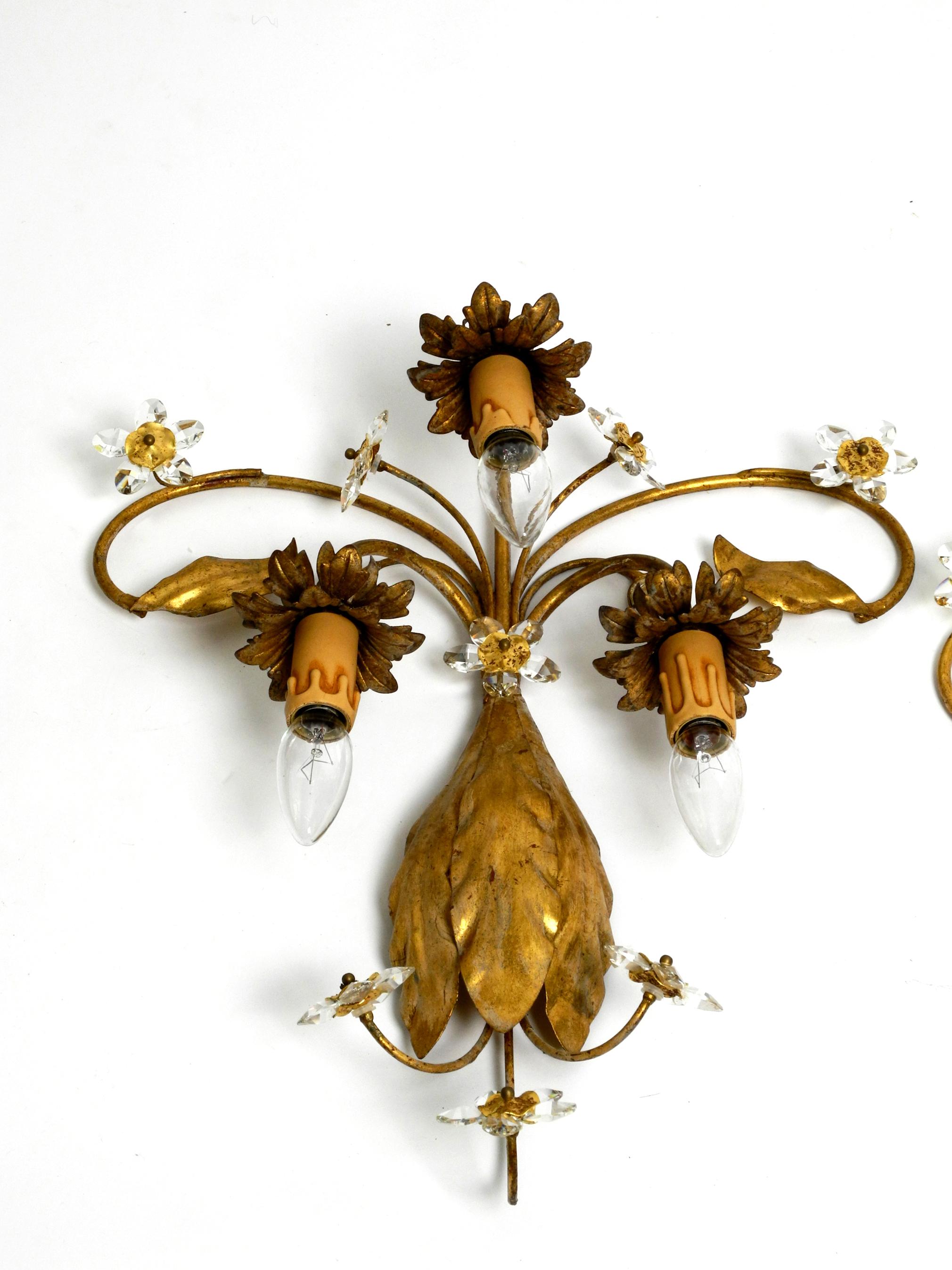 Pair of Elegant Gold Plated Italian 1980s Floral Regency Murano Glass Sconces For Sale 13