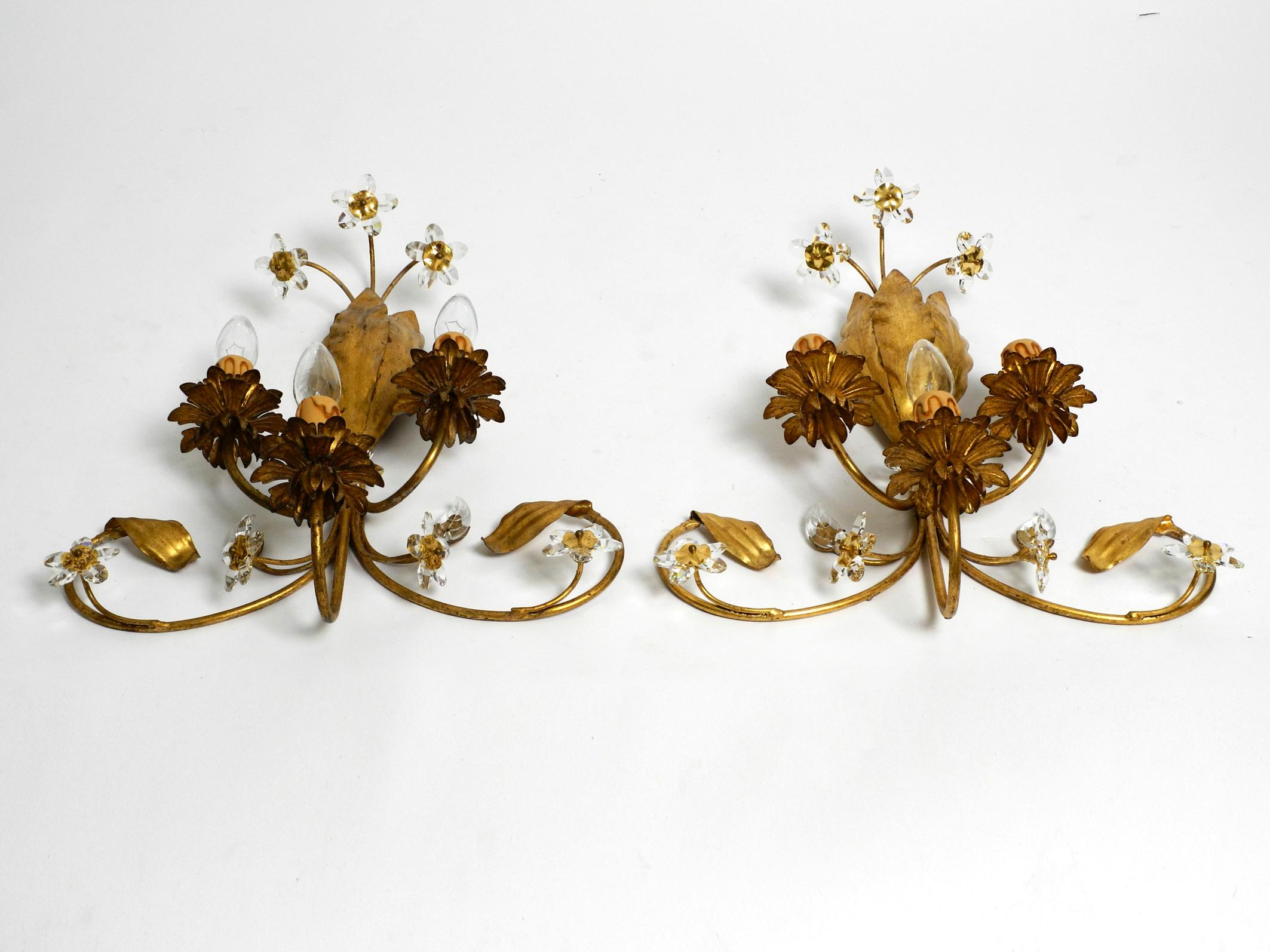Pair of Elegant Gold Plated Italian 1980s Floral Regency Murano Glass Sconces For Sale 14