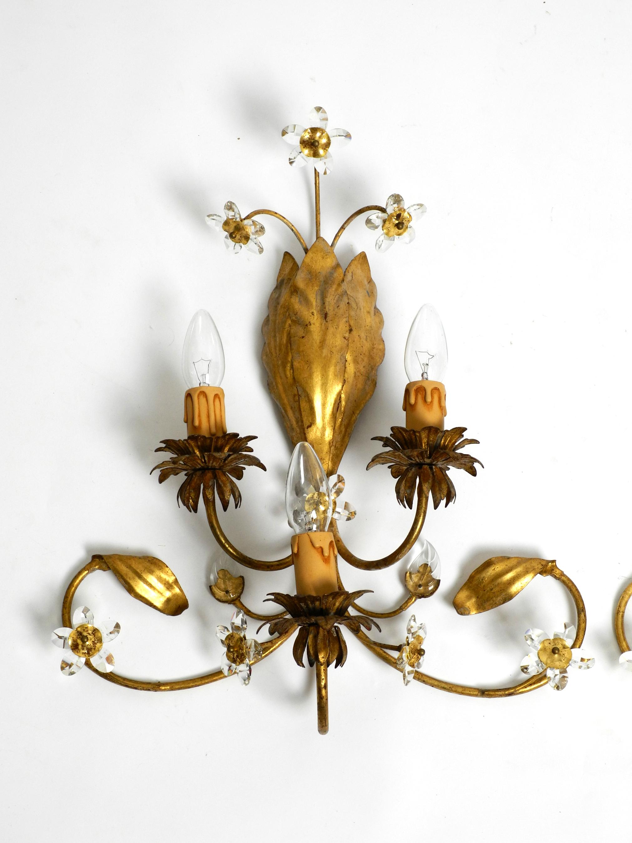 Pair of Elegant Gold Plated Italian 1980s Floral Regency Murano Glass Sconces In Good Condition For Sale In München, DE