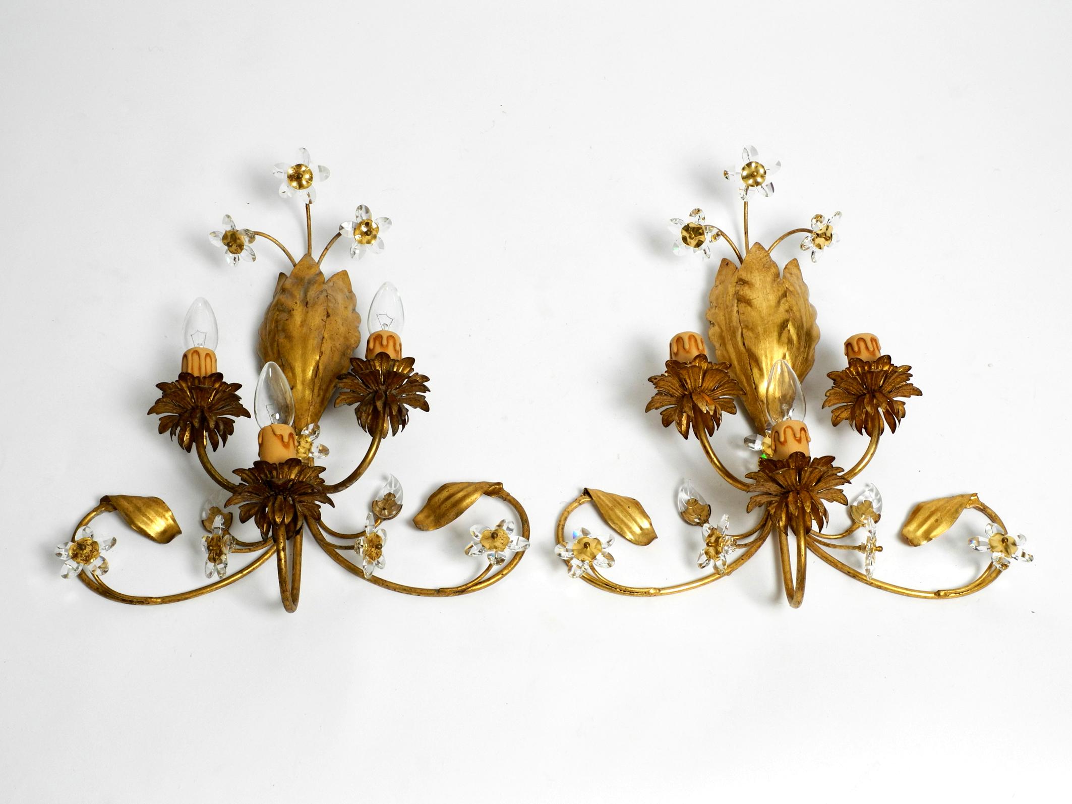 Late 20th Century Pair of Elegant Gold Plated Italian 1980s Floral Regency Murano Glass Sconces For Sale