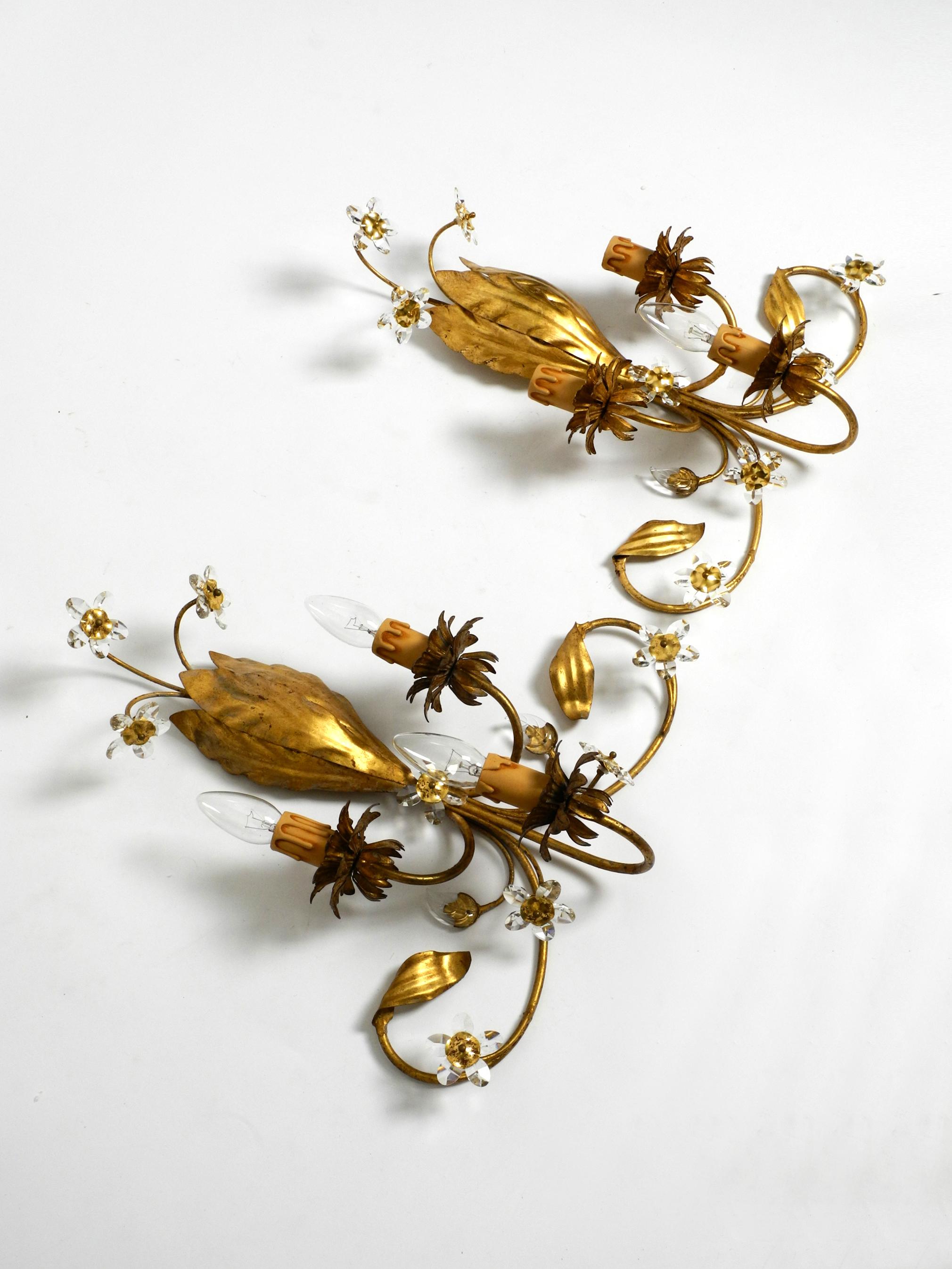 Pair of Elegant Gold Plated Italian 1980s Floral Regency Murano Glass Sconces For Sale 1