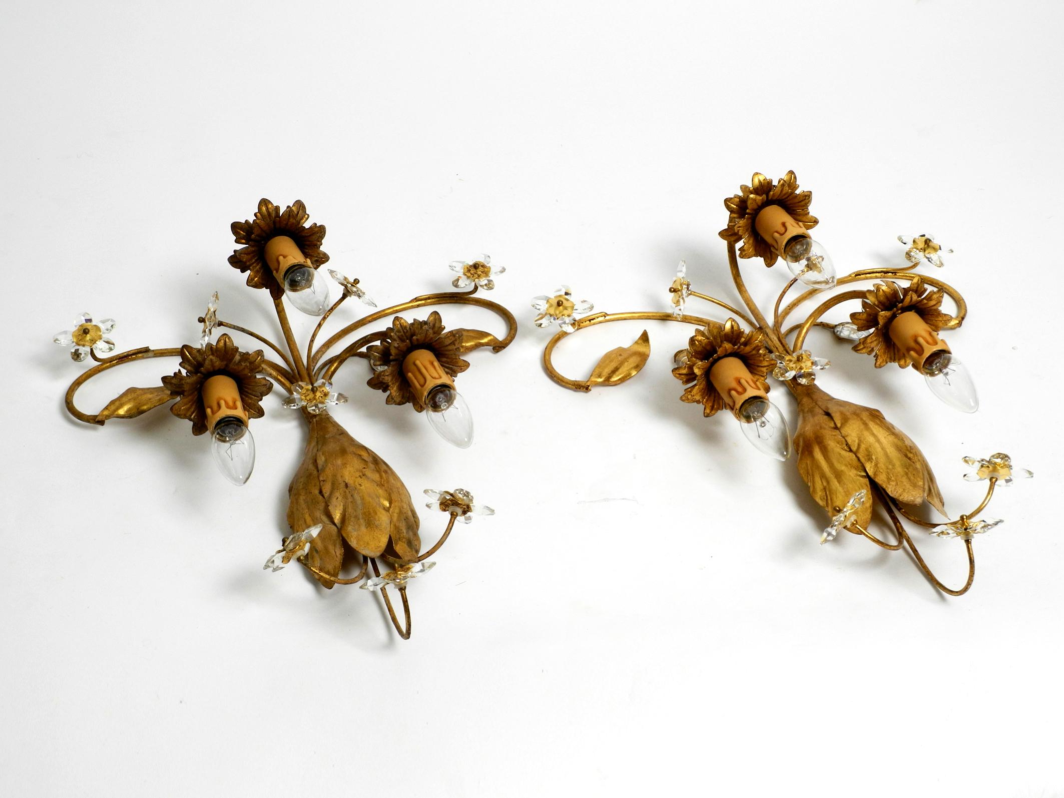 Pair of Elegant Gold Plated Italian 1980s Floral Regency Murano Glass Sconces For Sale 2