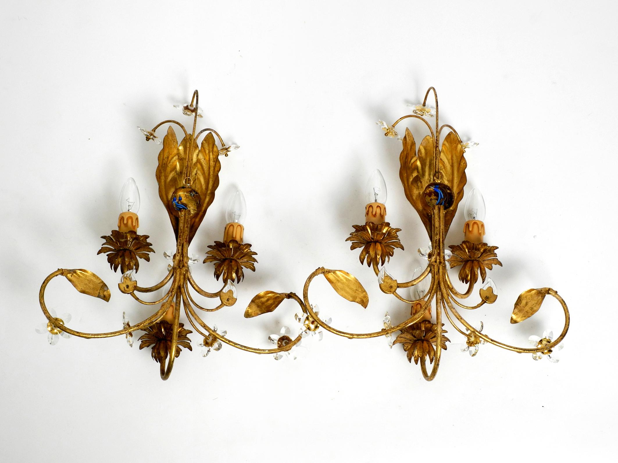Pair of Elegant Gold Plated Italian 1980s Floral Regency Murano Glass Sconces For Sale 5