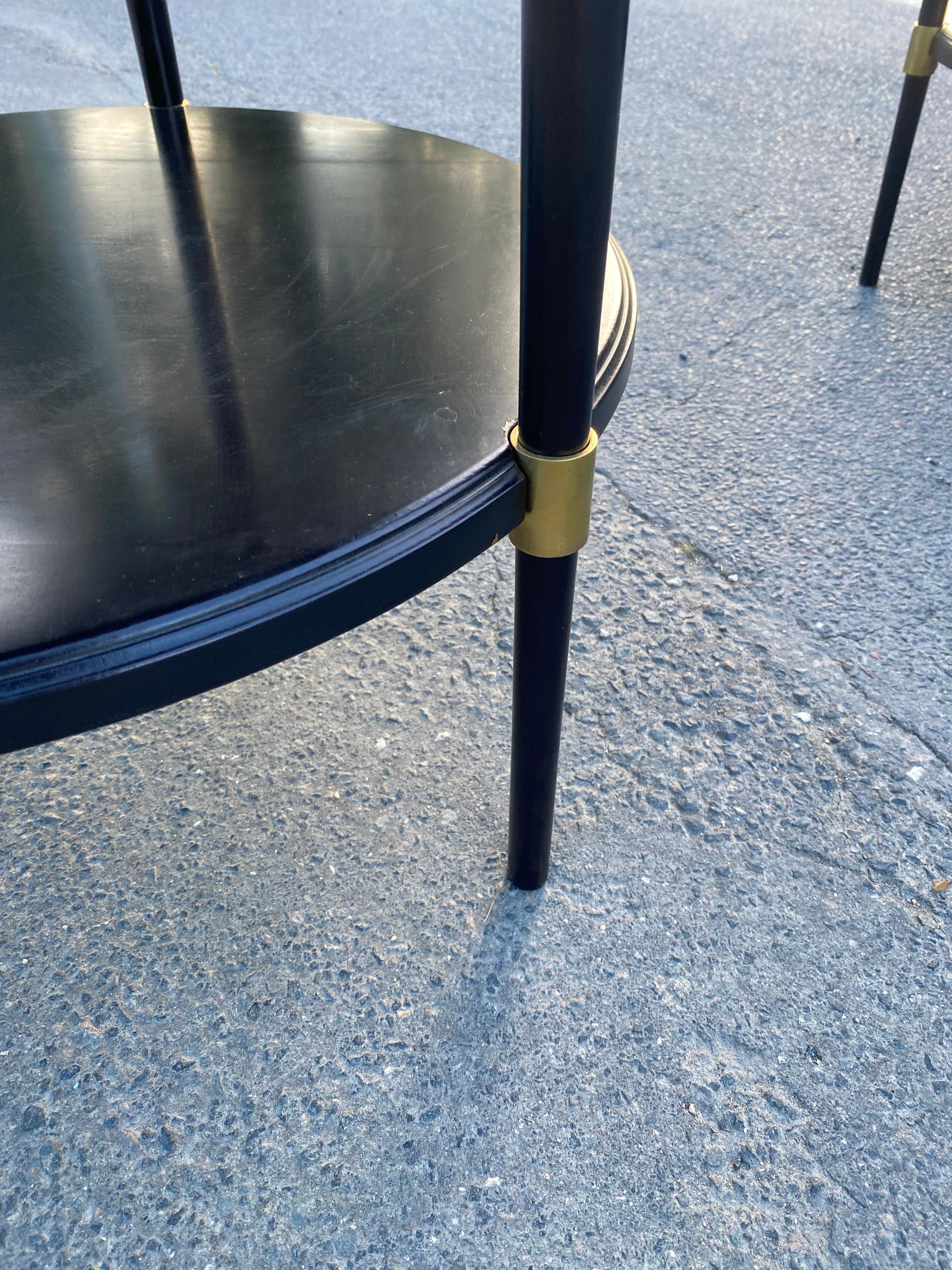 Coppia di eleganti gueridon in legno laccato e ottone del 1960 circa in vendita 2