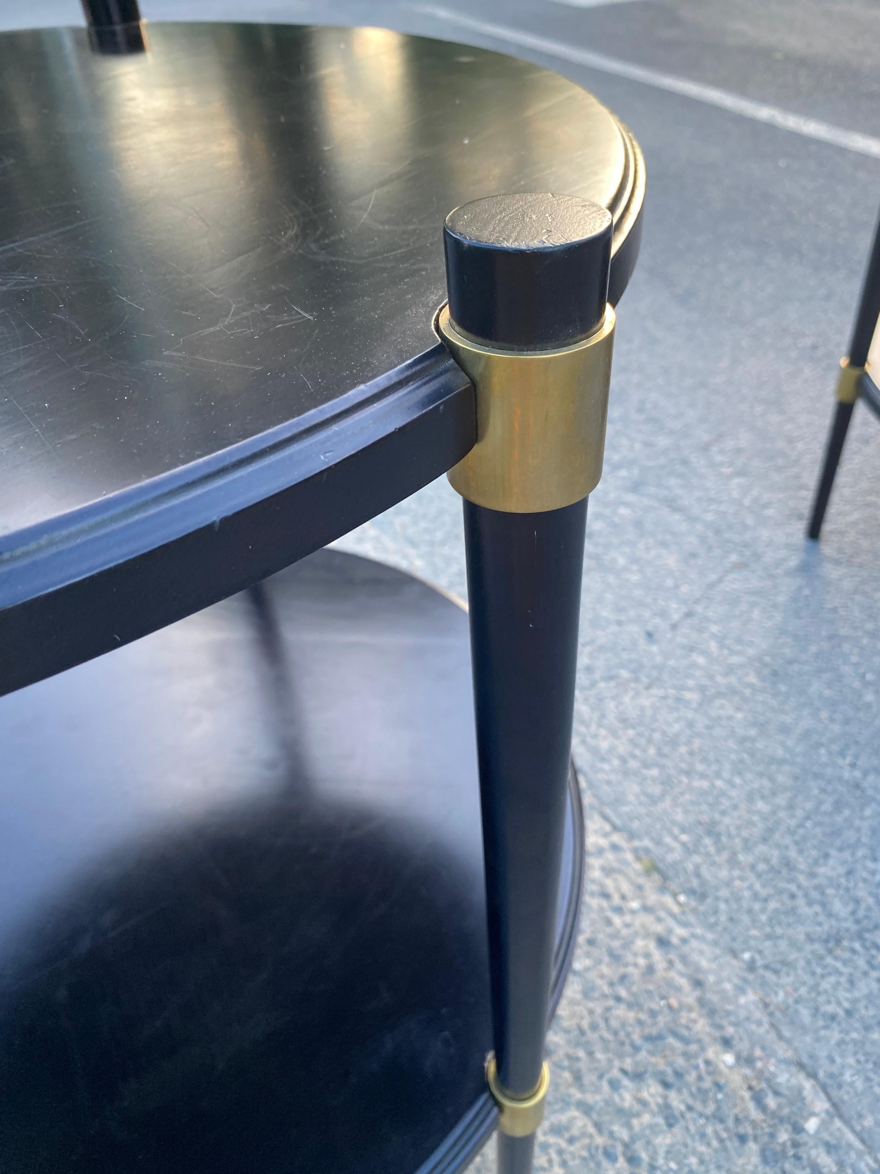 Coppia di eleganti gueridon in legno laccato e ottone del 1960 circa in vendita 3