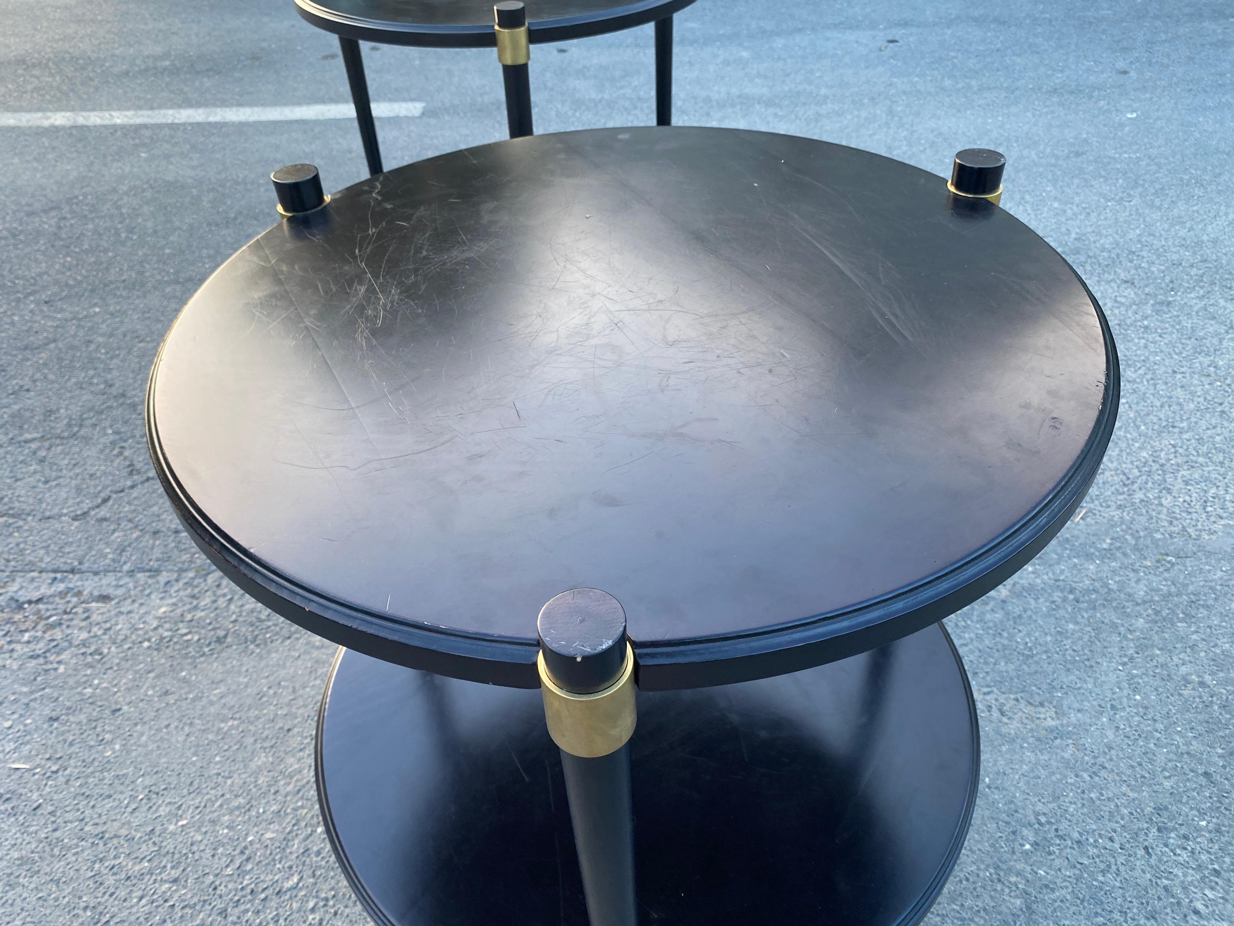 Coppia di eleganti gueridon in legno laccato e ottone del 1960 circa in vendita 4