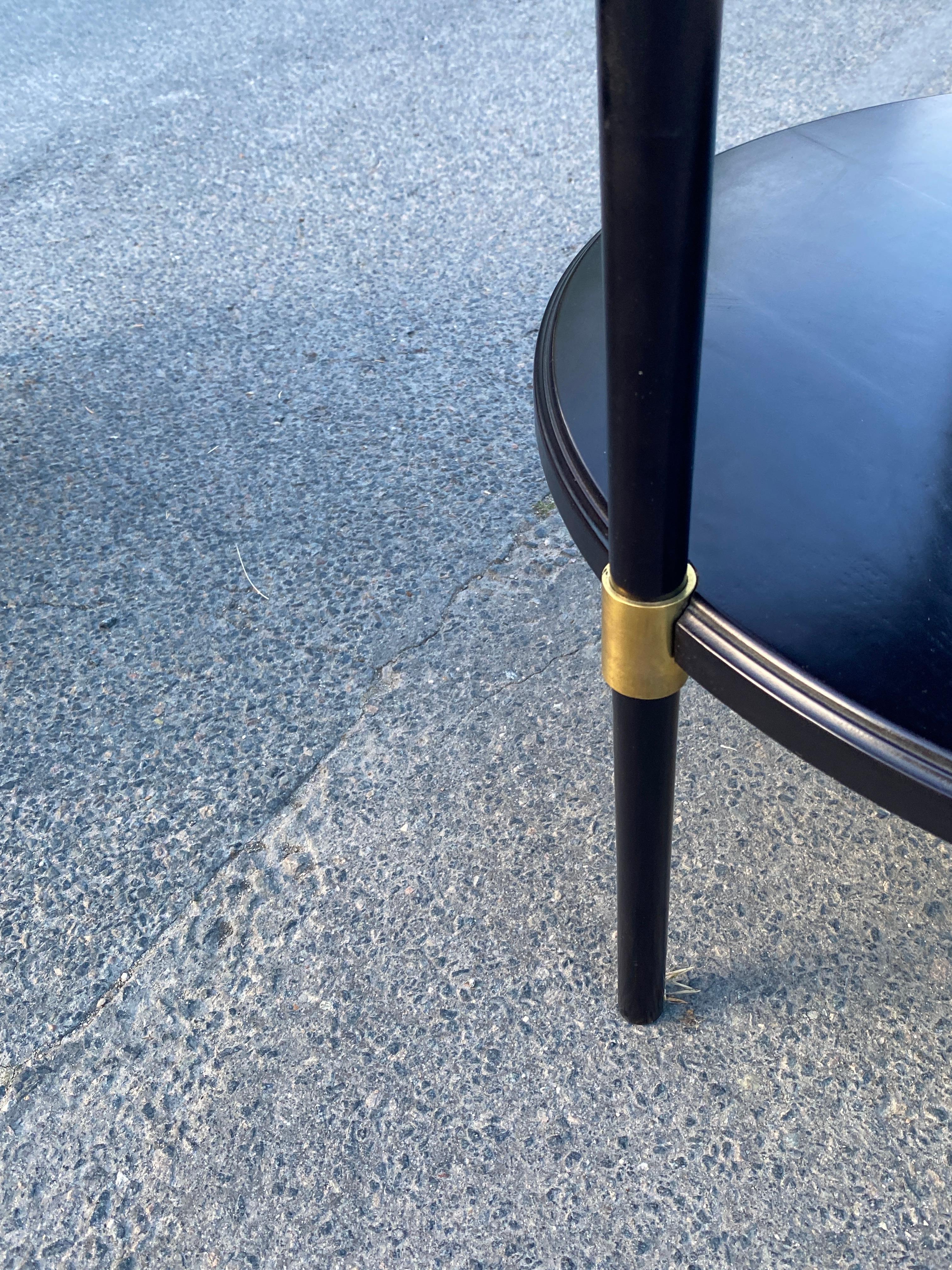 Coppia di eleganti gueridon in legno laccato e ottone del 1960 circa in vendita 6