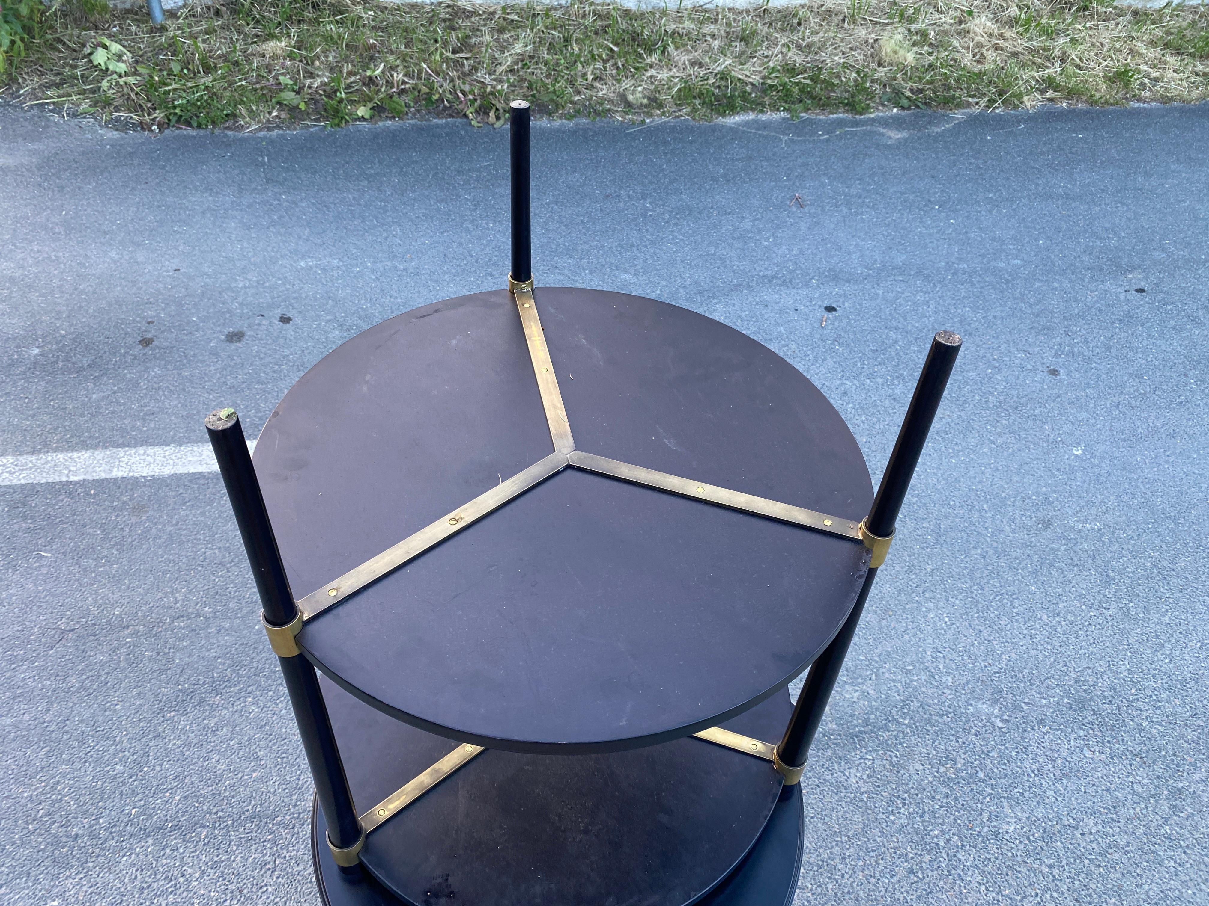 Coppia di eleganti gueridon in legno laccato e ottone del 1960 circa in vendita 7