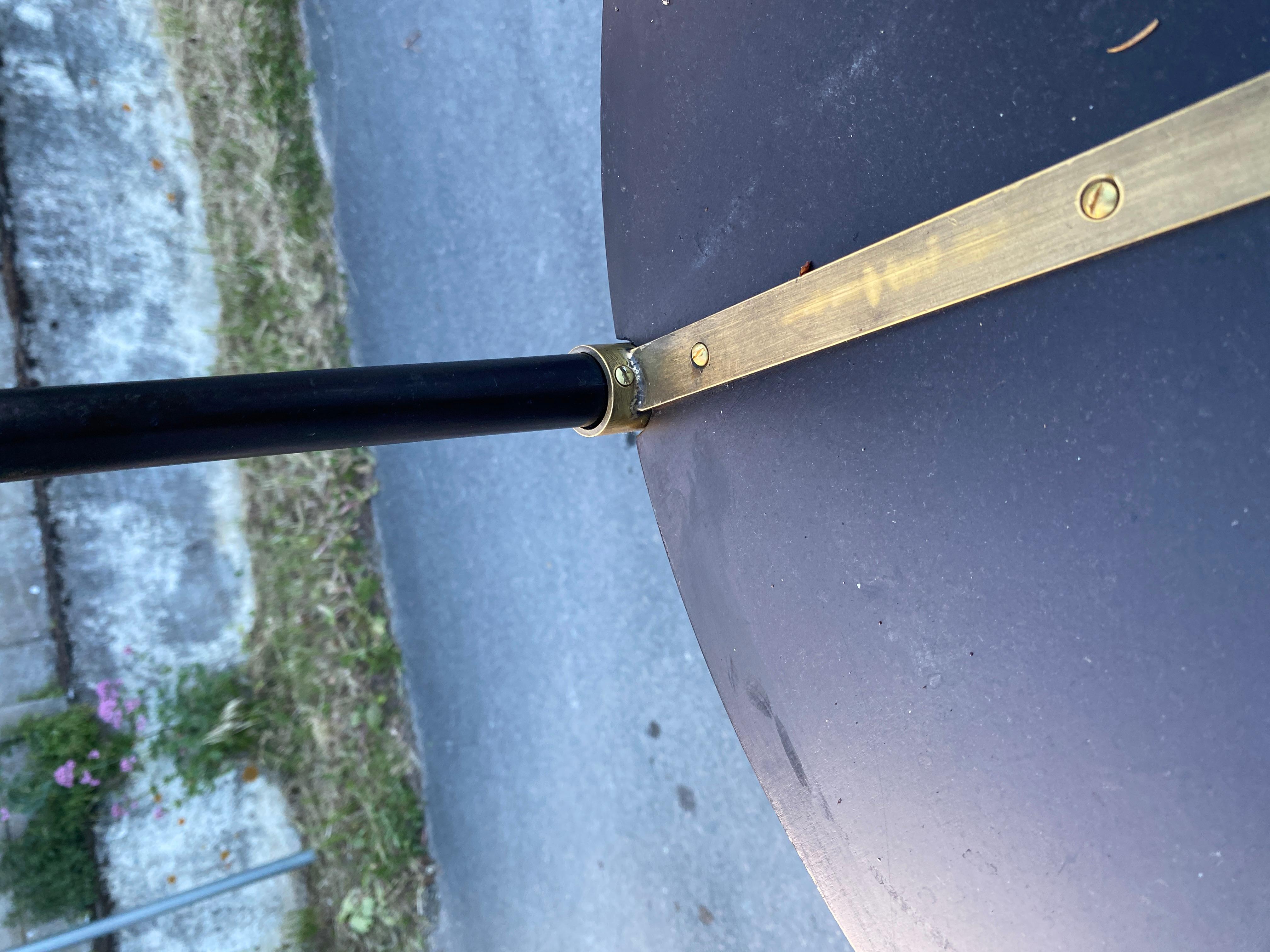 Coppia di eleganti gueridon in legno laccato e ottone del 1960 circa in vendita 10