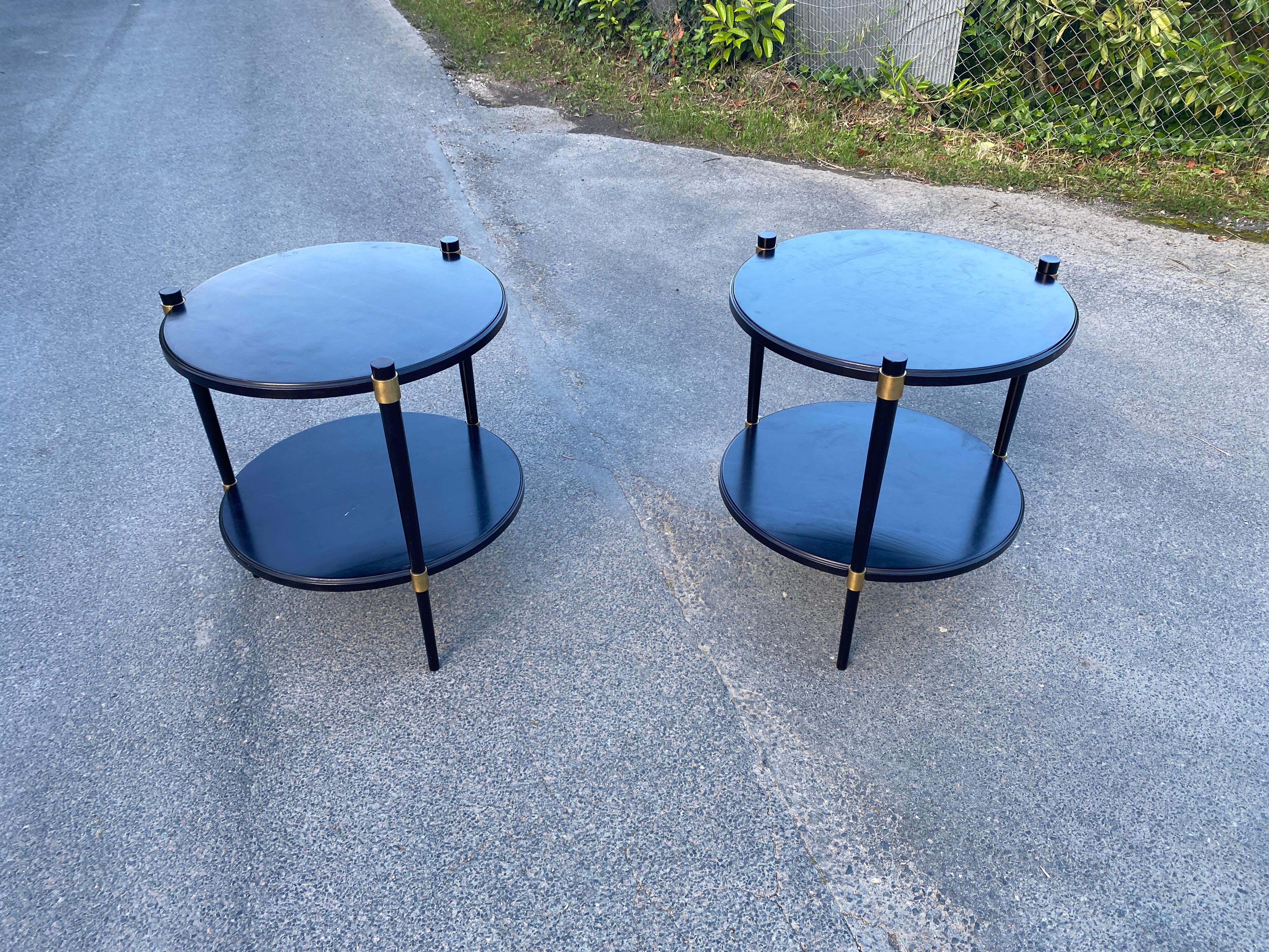 Coppia di eleganti tavoli con piedistallo in legno laccato e ottone.
probabilmente un'opera italiana del 1960 circa
ottima qualità
usura da uso, graffi sottili sul vassoio
Il prezzo si riferisce alla coppia, è possibile acquistarne solo uno.