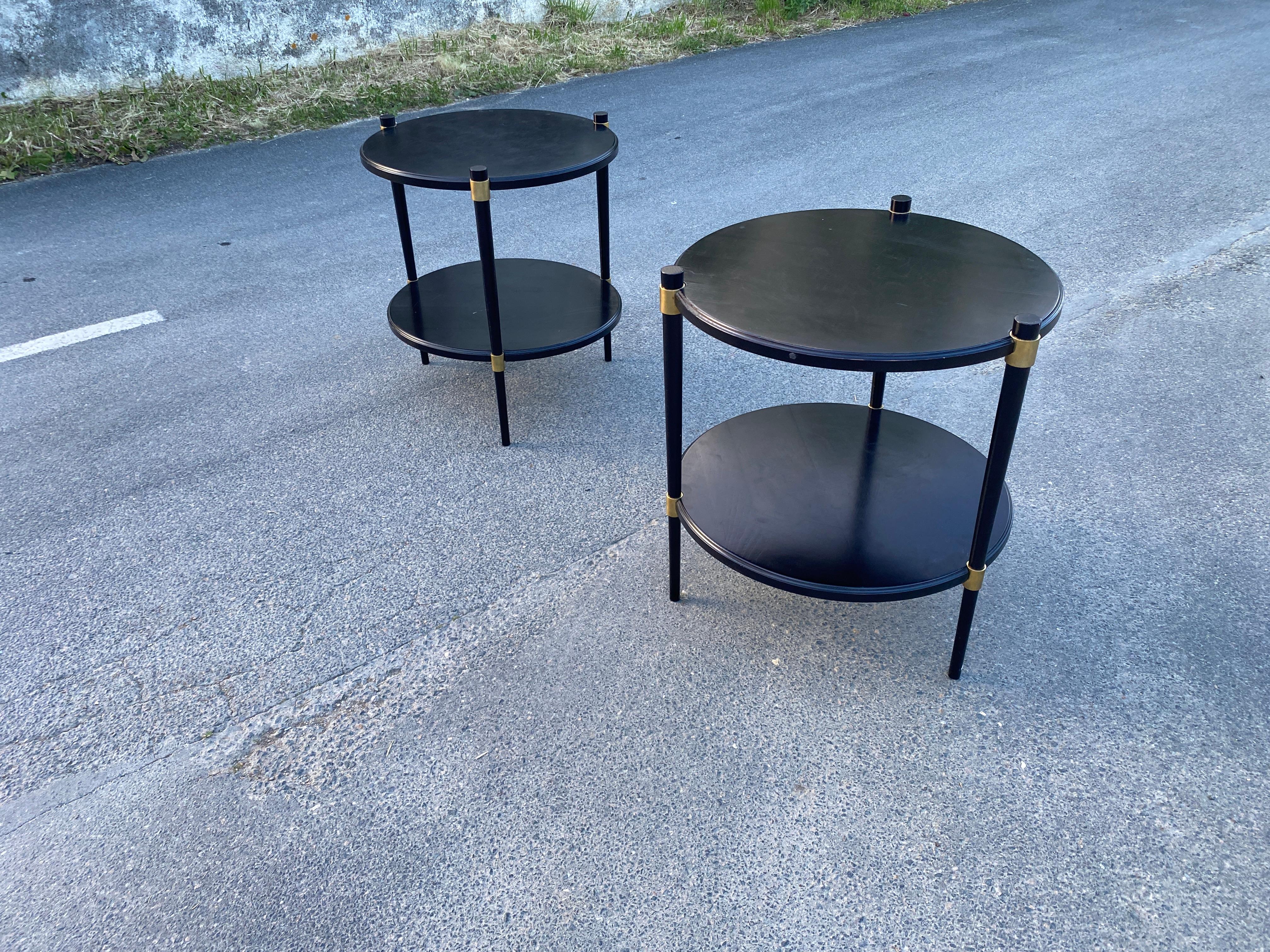 Mid-Century moderno Coppia di eleganti gueridon in legno laccato e ottone del 1960 circa in vendita
