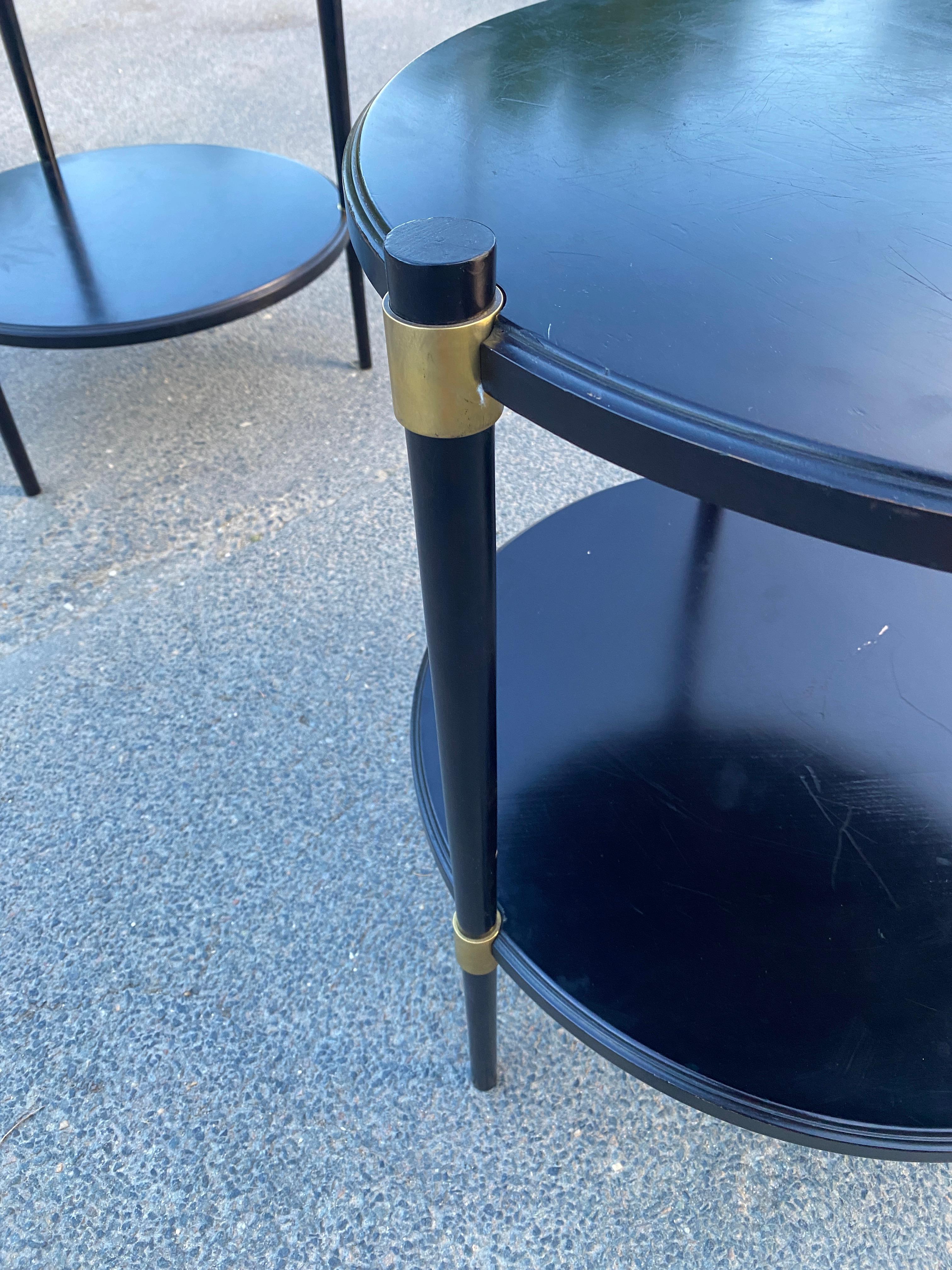Europeo Coppia di eleganti gueridon in legno laccato e ottone del 1960 circa in vendita