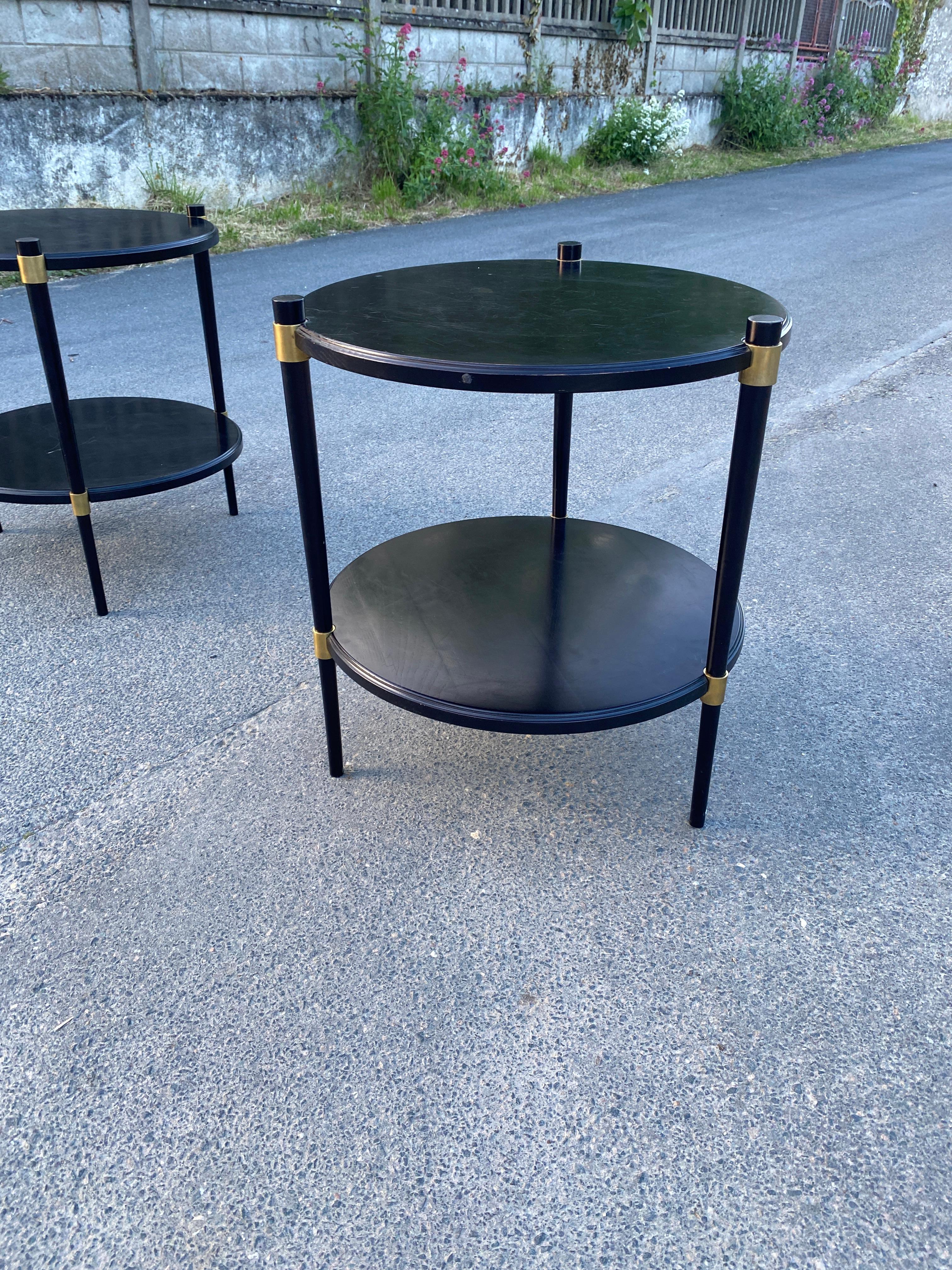 Annerito Coppia di eleganti gueridon in legno laccato e ottone del 1960 circa in vendita