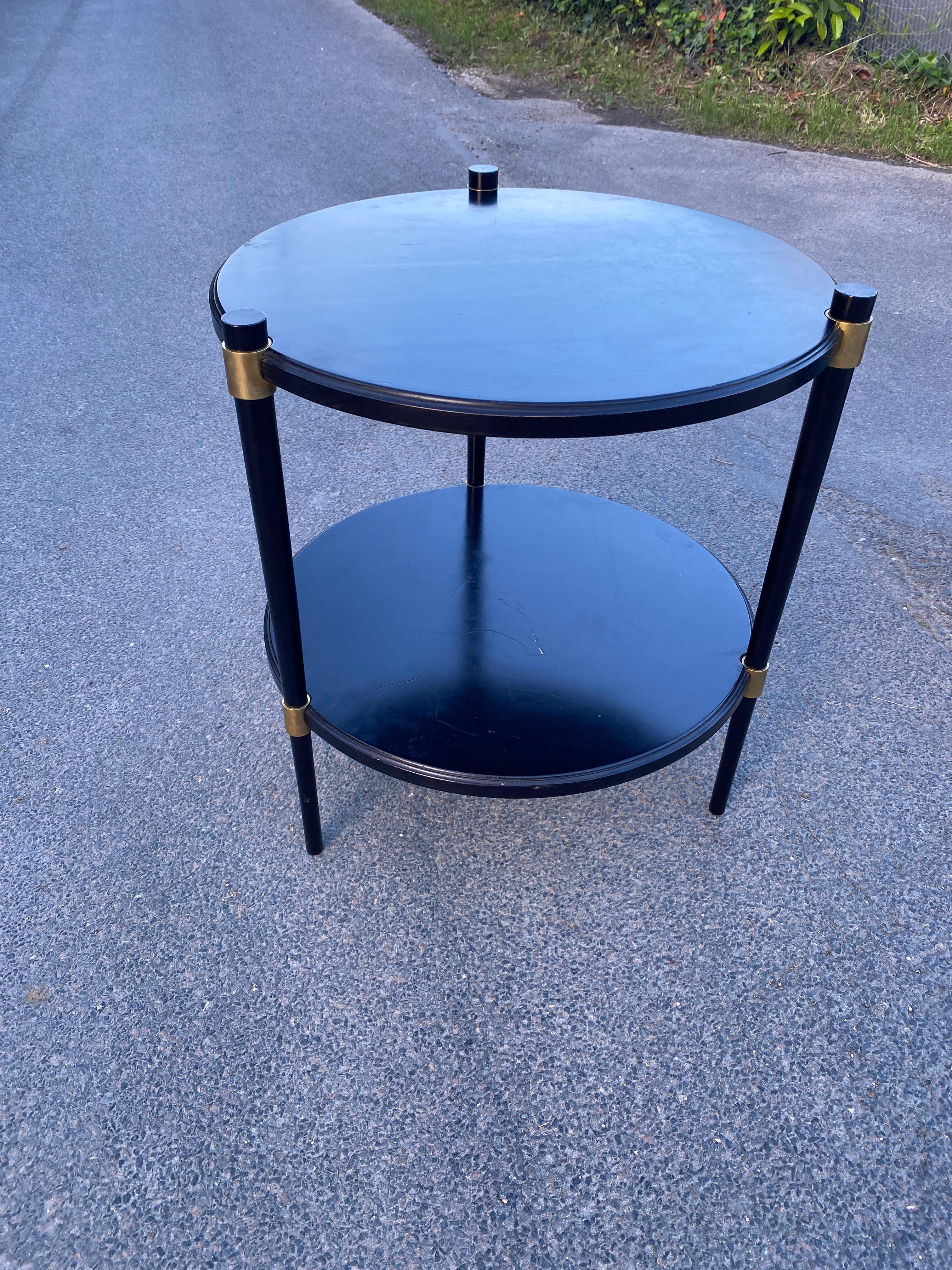 Coppia di eleganti gueridon in legno laccato e ottone del 1960 circa In condizioni buone in vendita a Saint-Ouen, FR