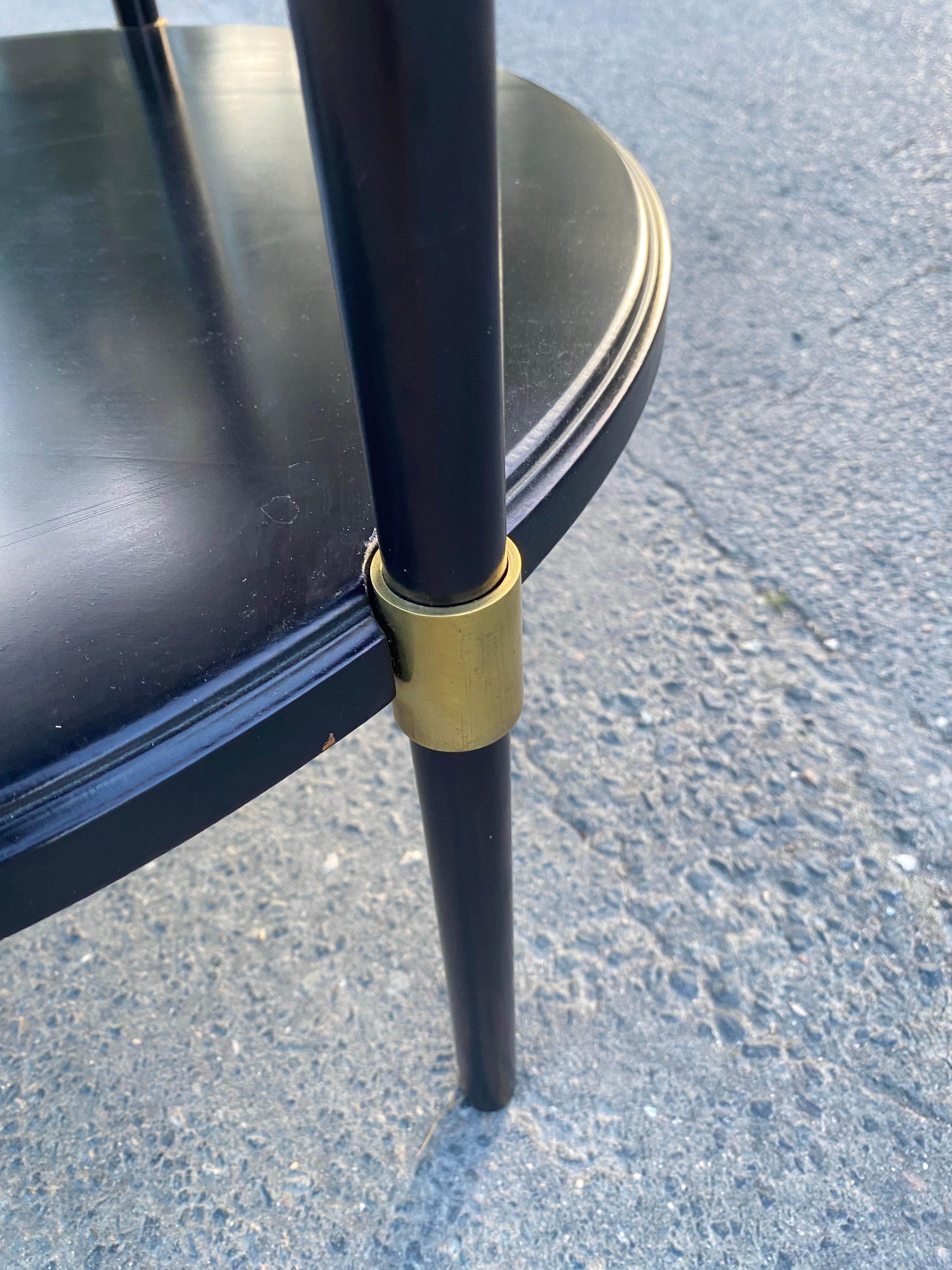 Metà XX secolo Coppia di eleganti gueridon in legno laccato e ottone del 1960 circa in vendita