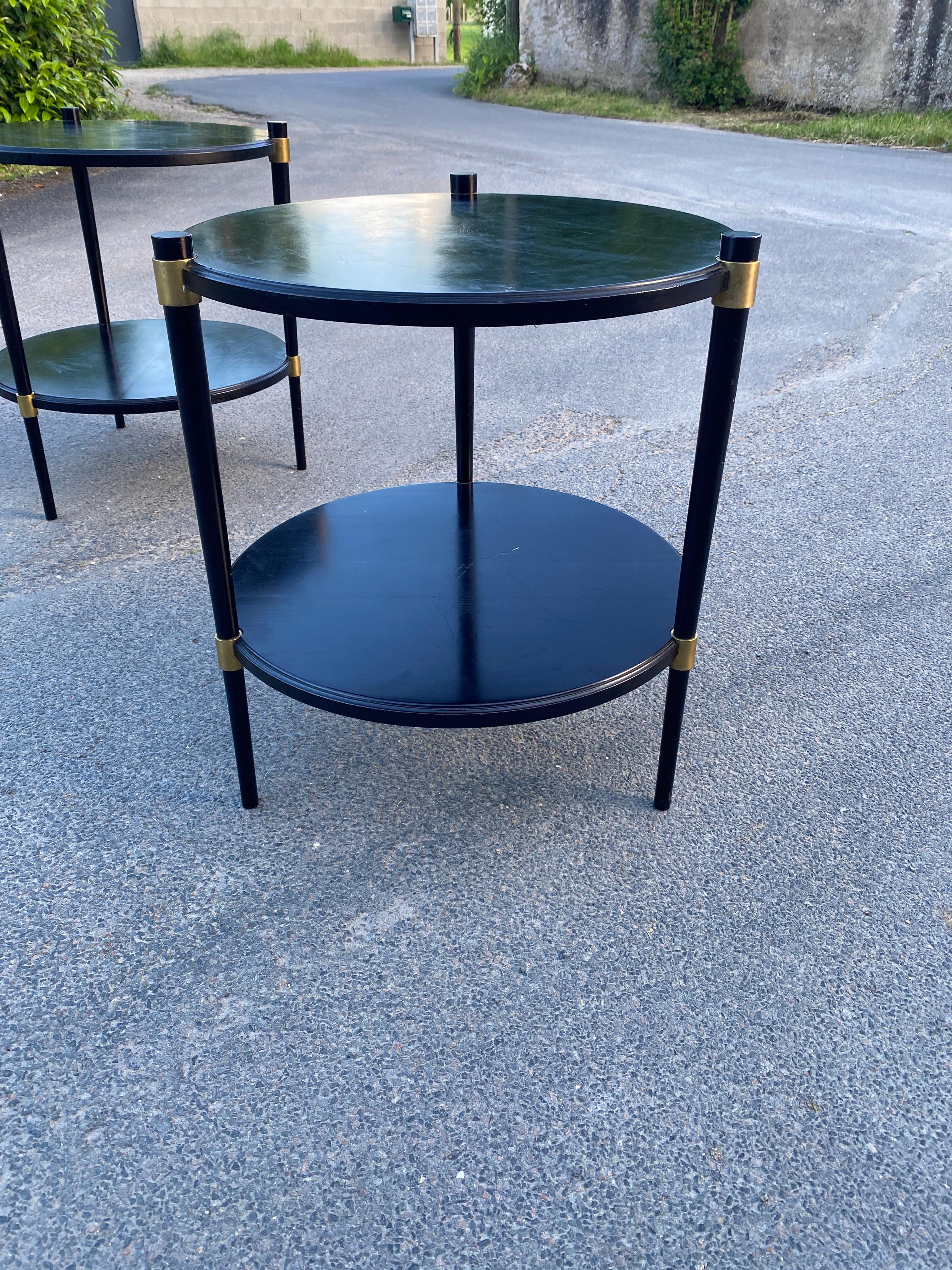 Ottone Coppia di eleganti gueridon in legno laccato e ottone del 1960 circa in vendita
