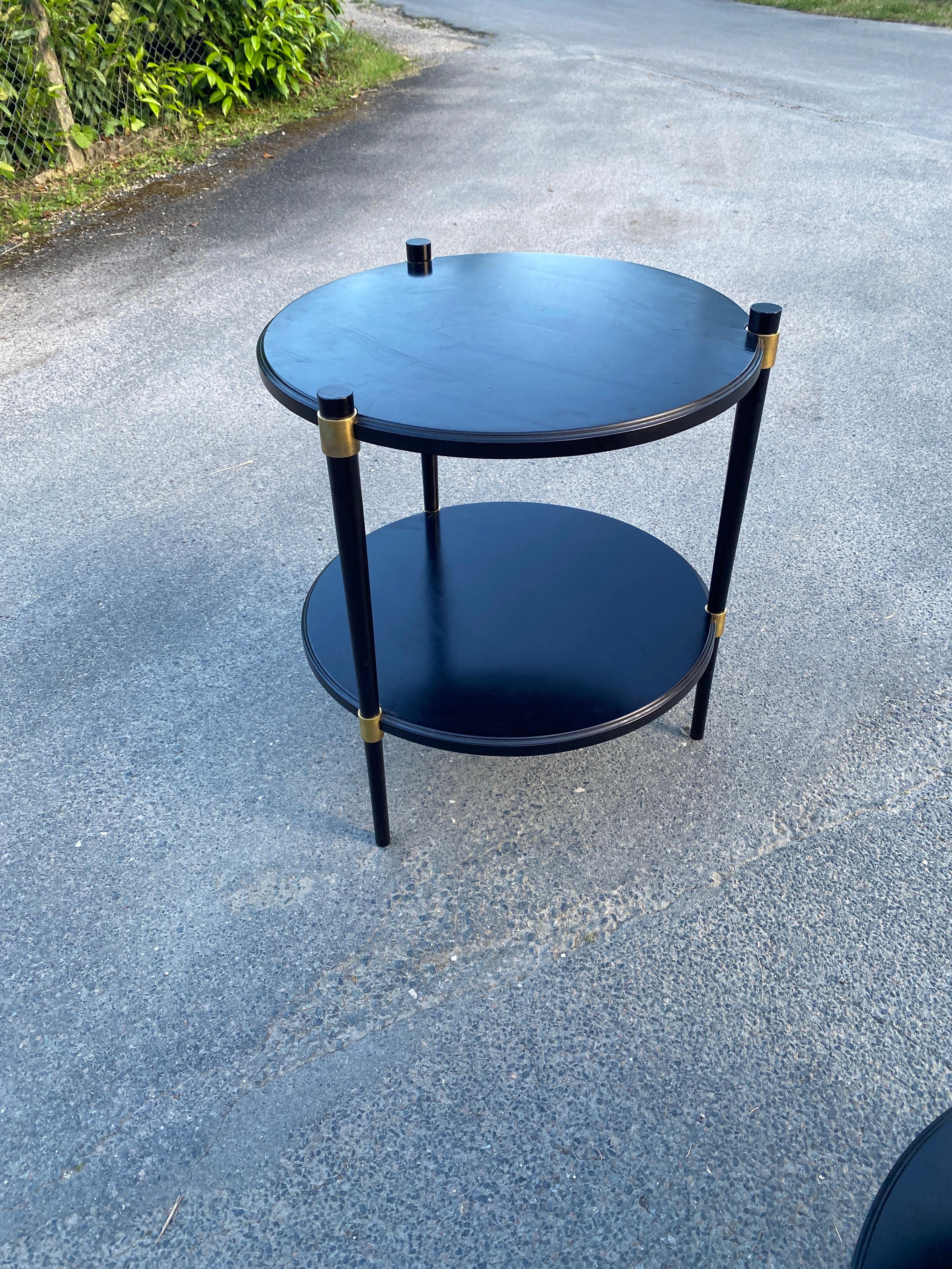 Coppia di eleganti gueridon in legno laccato e ottone del 1960 circa in vendita 1