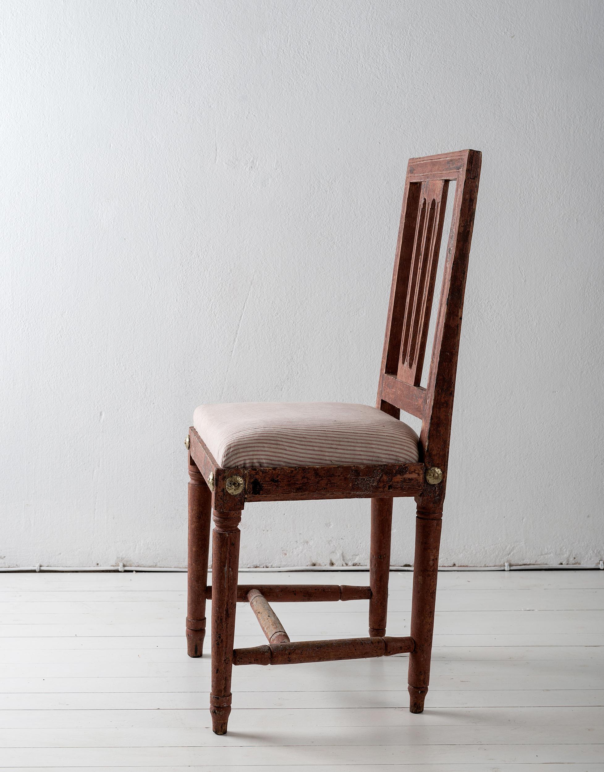 Paar elegante Gustavianische Stühle in Originalfarbe:: um 1780 (18. Jahrhundert und früher) im Angebot