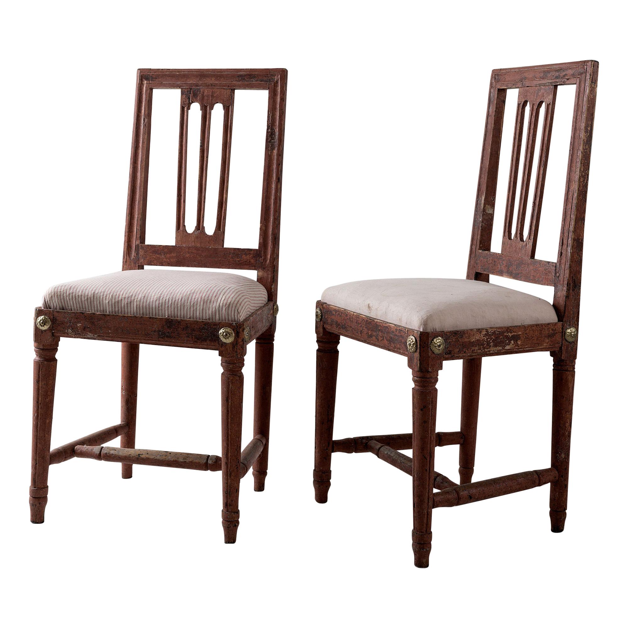 Paar elegante Gustavianische Stühle in Originalfarbe:: um 1780