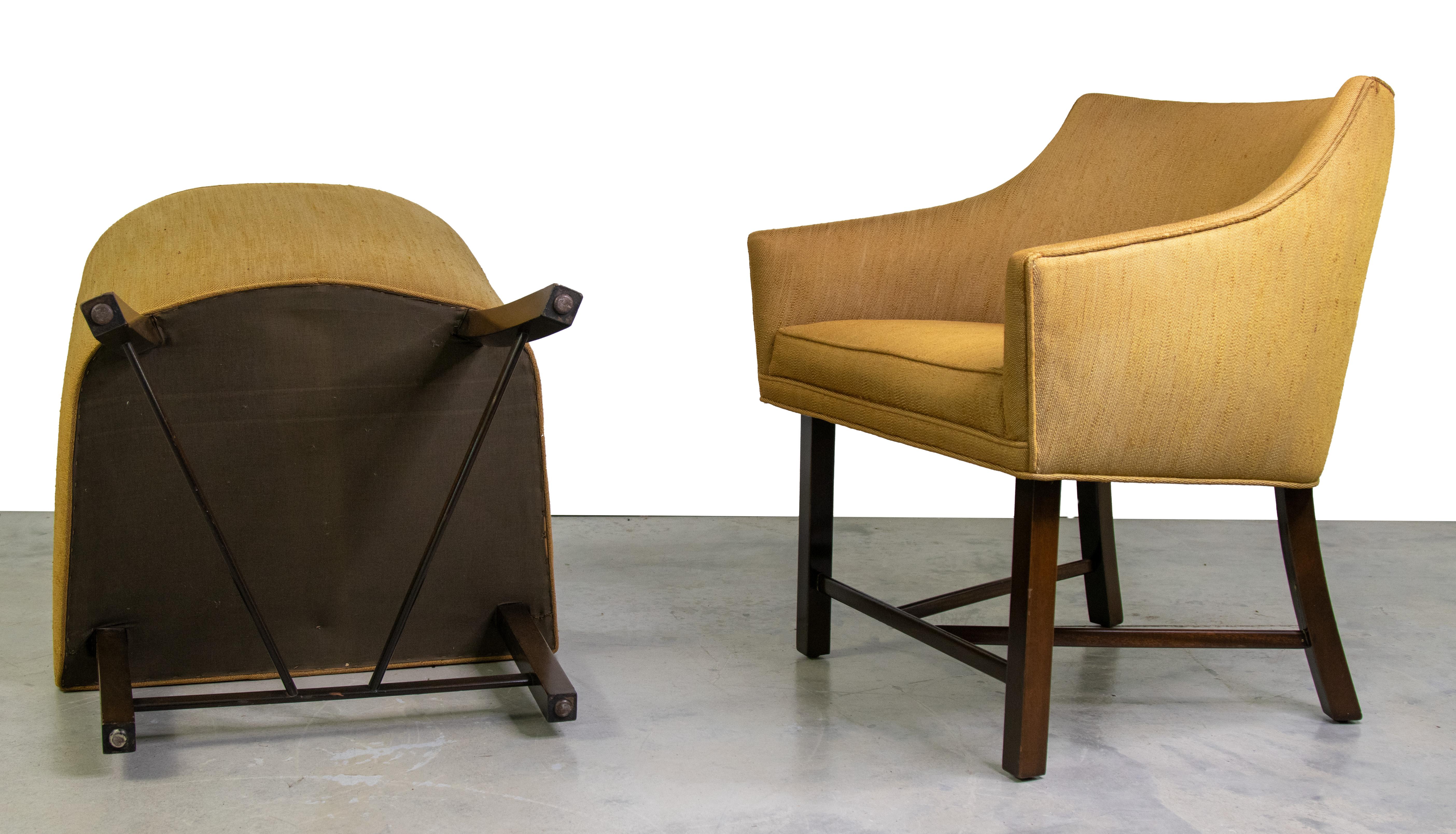 Mid-Century Modern Pair of Elegant Harvey Probber Club Chairs in Mahogany and Linen Fabric