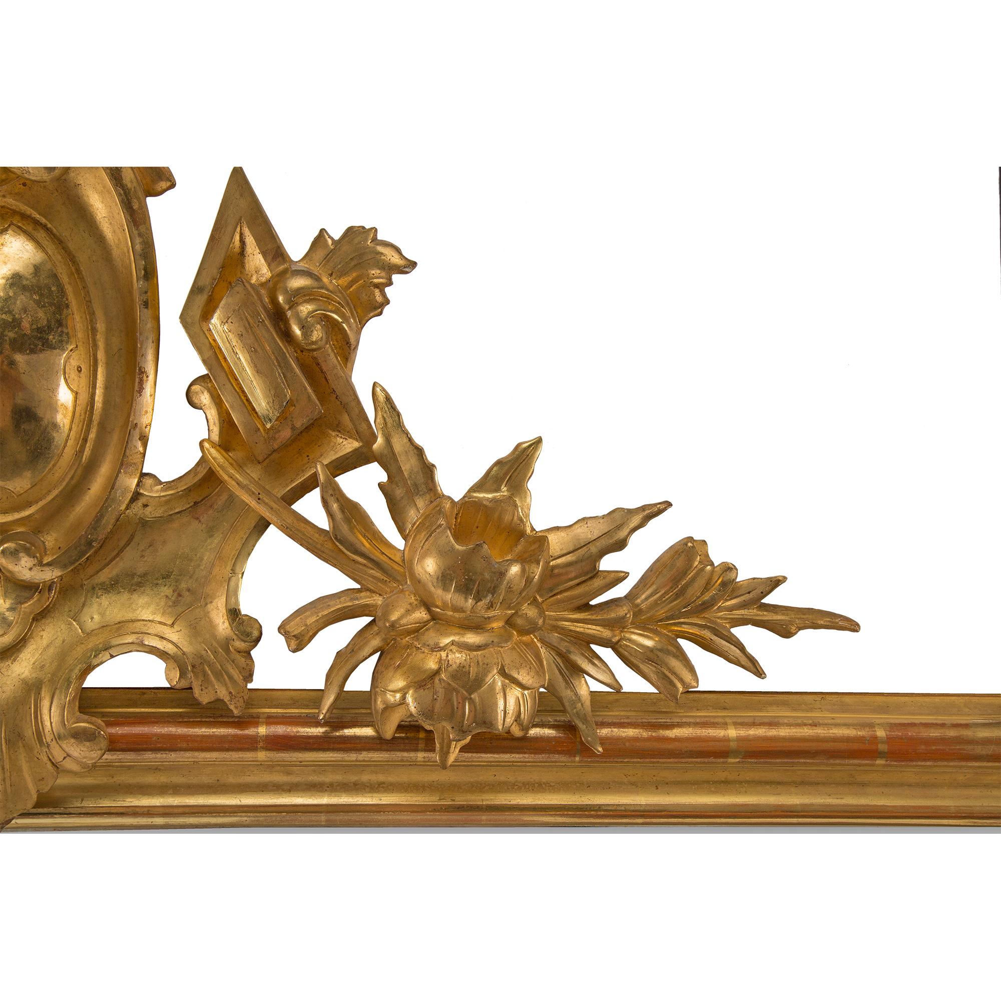 XIXe siècle Paire d'élégants miroirs italiens horizontales en bois doré du 19ème siècle en vente