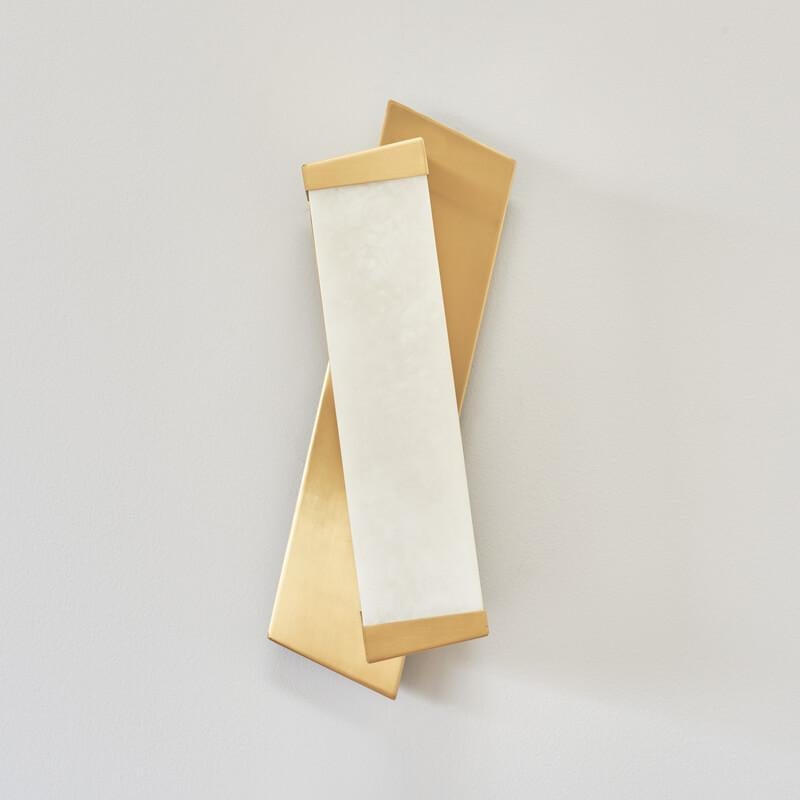 The Offset wall light, with its clean and simple lines, has a very contemporary flavor that is in strong contrast with the more traditional materials that make it up. The two levels of warm white led light perform a double function: they emphasize