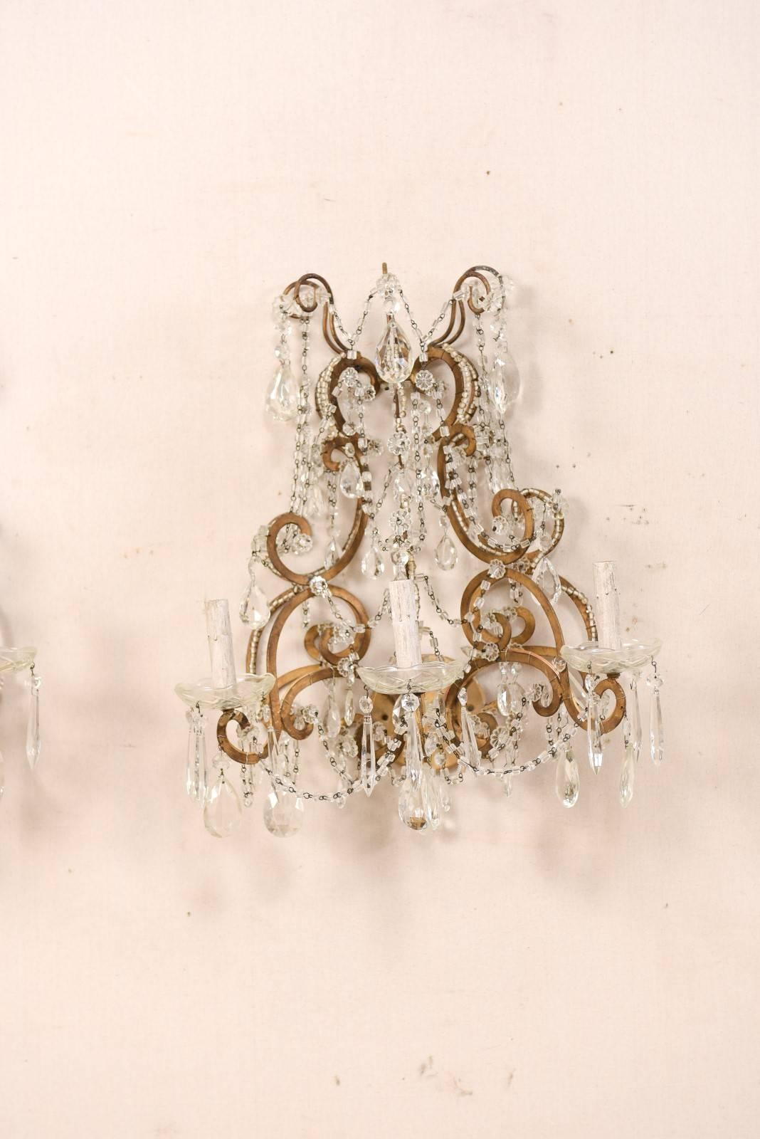 Paar elegante italienische Wandleuchter aus Kristall und vergoldetem Metall, Mitte des 20. Jahrhunderts (Perlenbesetzt)