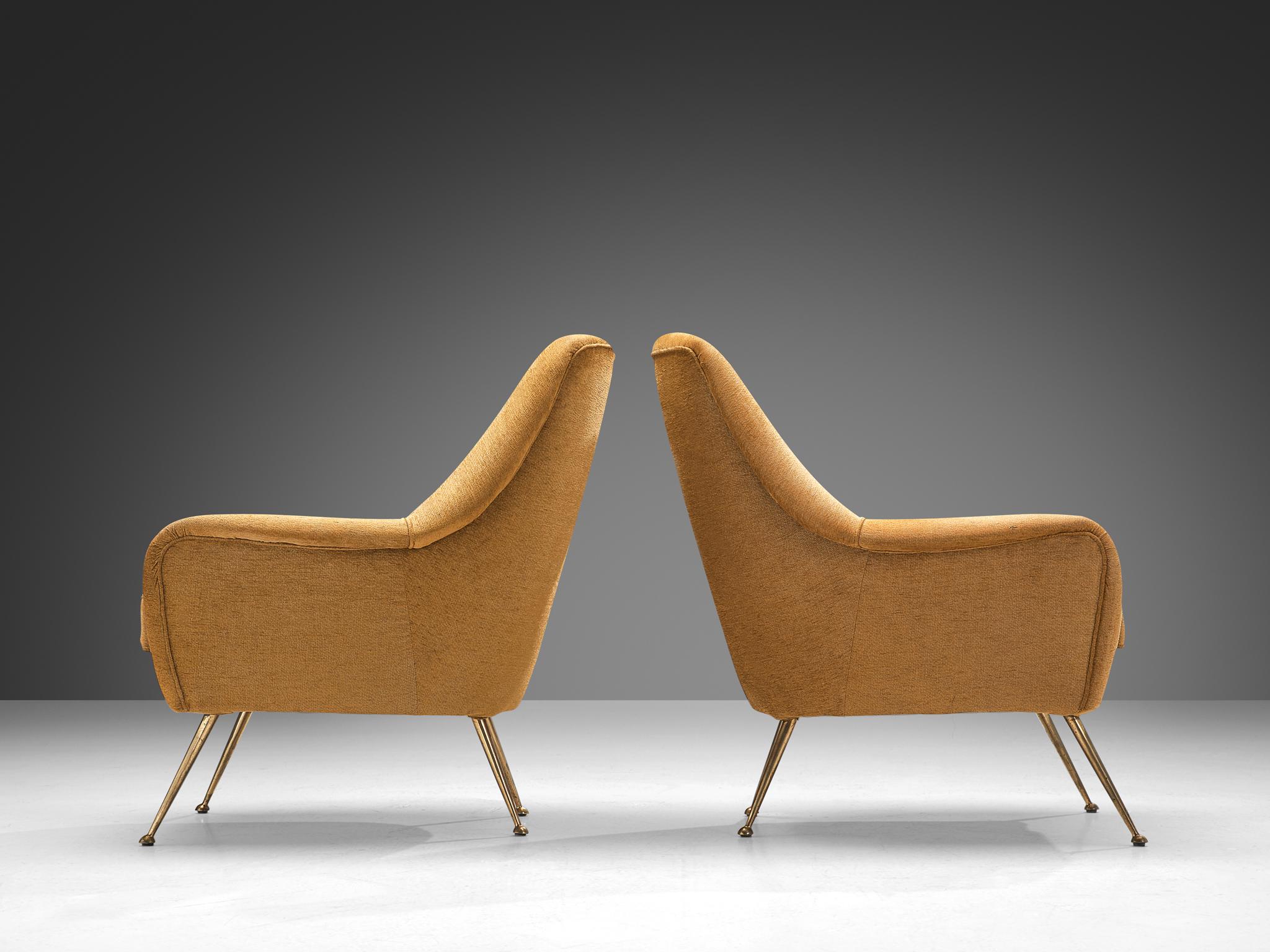 Ein Paar elegante italienische Loungesessel aus Messing und beigefarbener Kamelpolsterung  (Italienisch) im Angebot