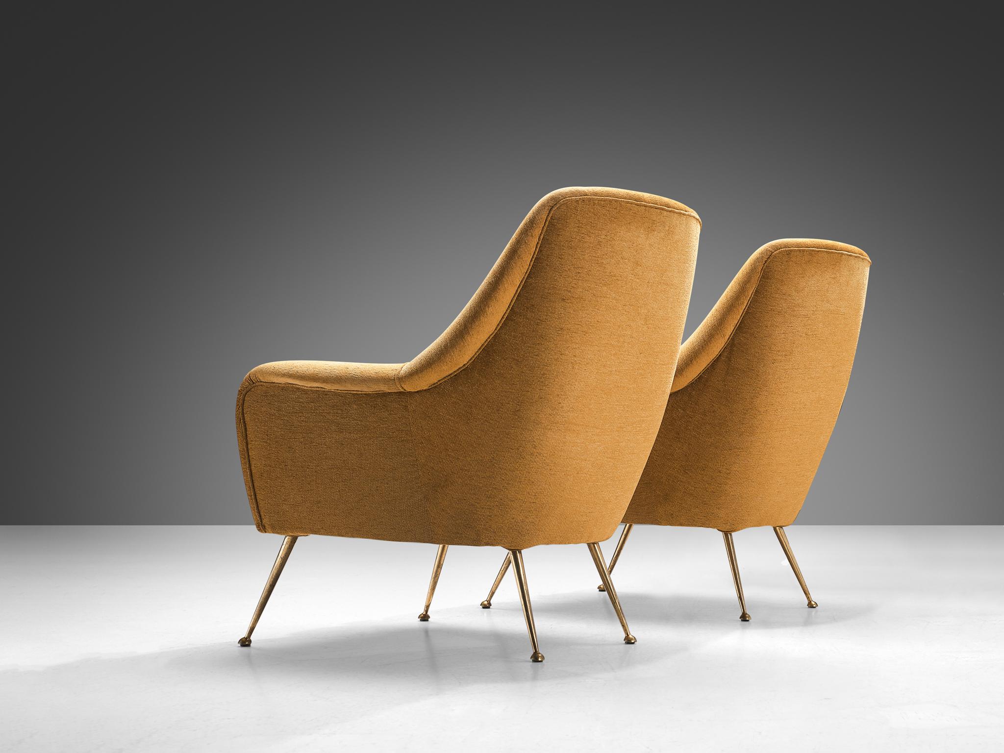 Pair of Elegant Italian Lounge Chairs in Brass and Beige Camel Upholstery  For Sale 1