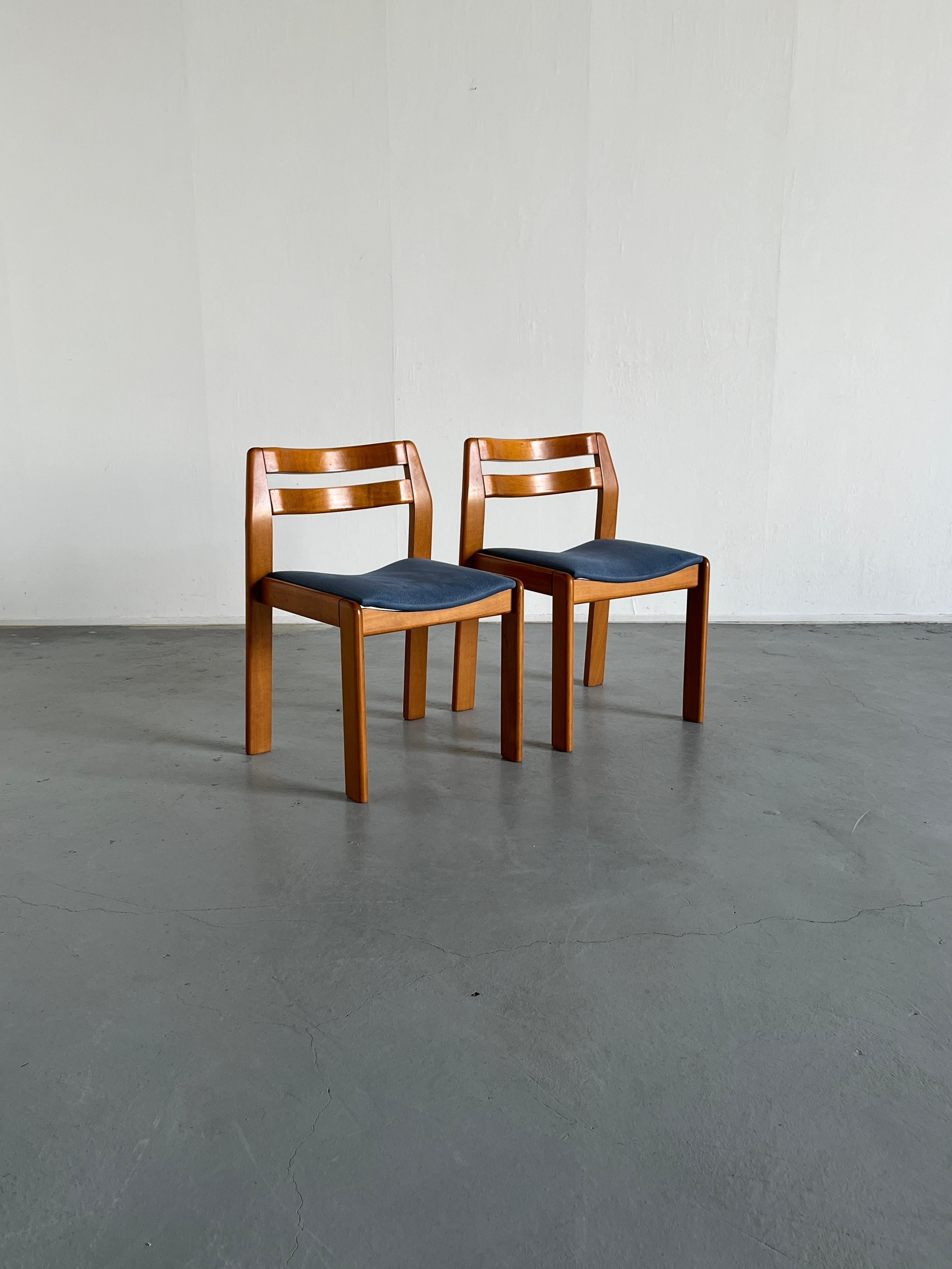 European Pair of Elegant Italian Mid-Century Modern Lacquered Wood Dining Chairs, 1960s For Sale