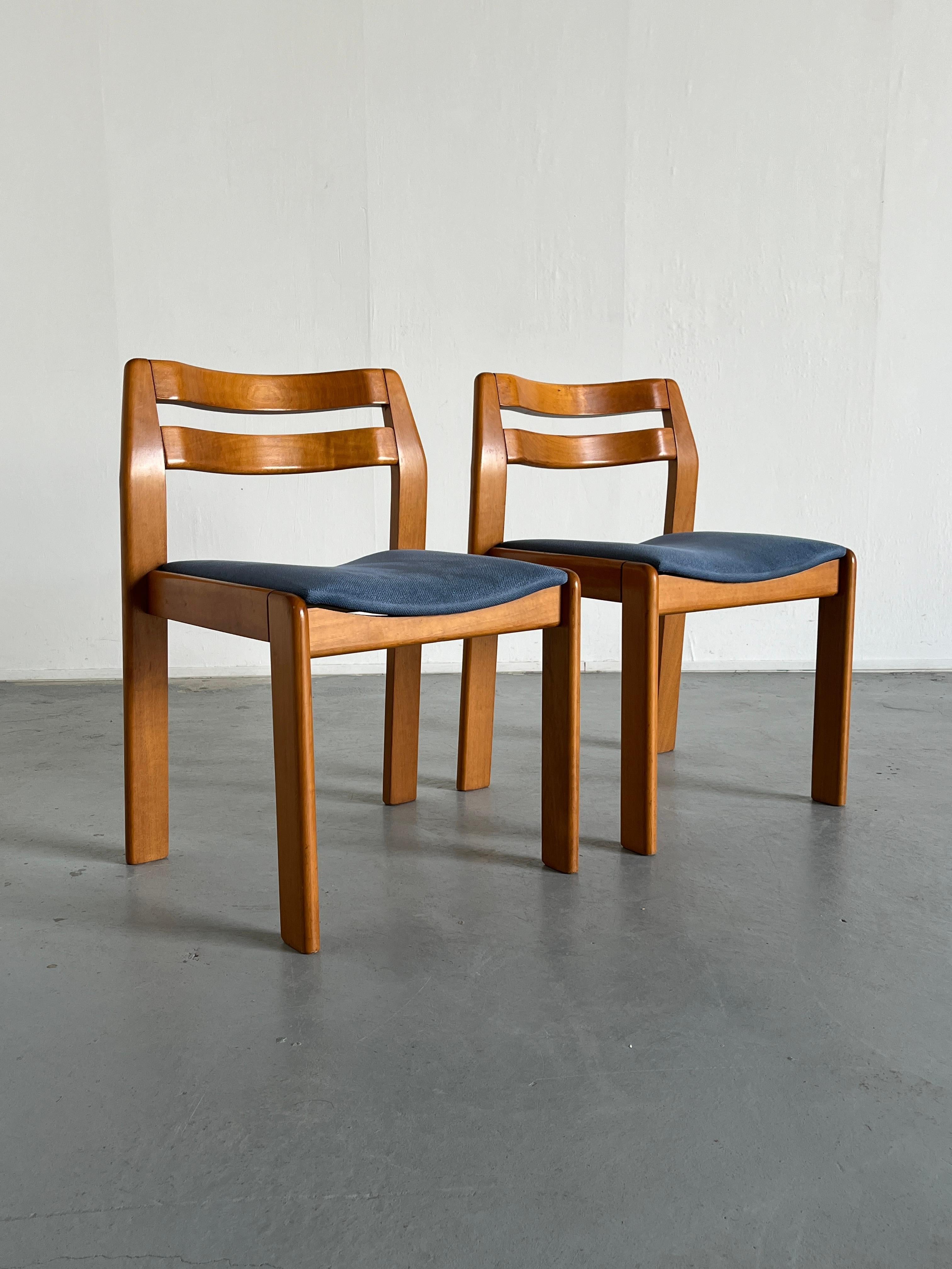 Pair of Elegant Italian Mid-Century Modern Lacquered Wood Dining Chairs, 1960s In Good Condition For Sale In Zagreb, HR