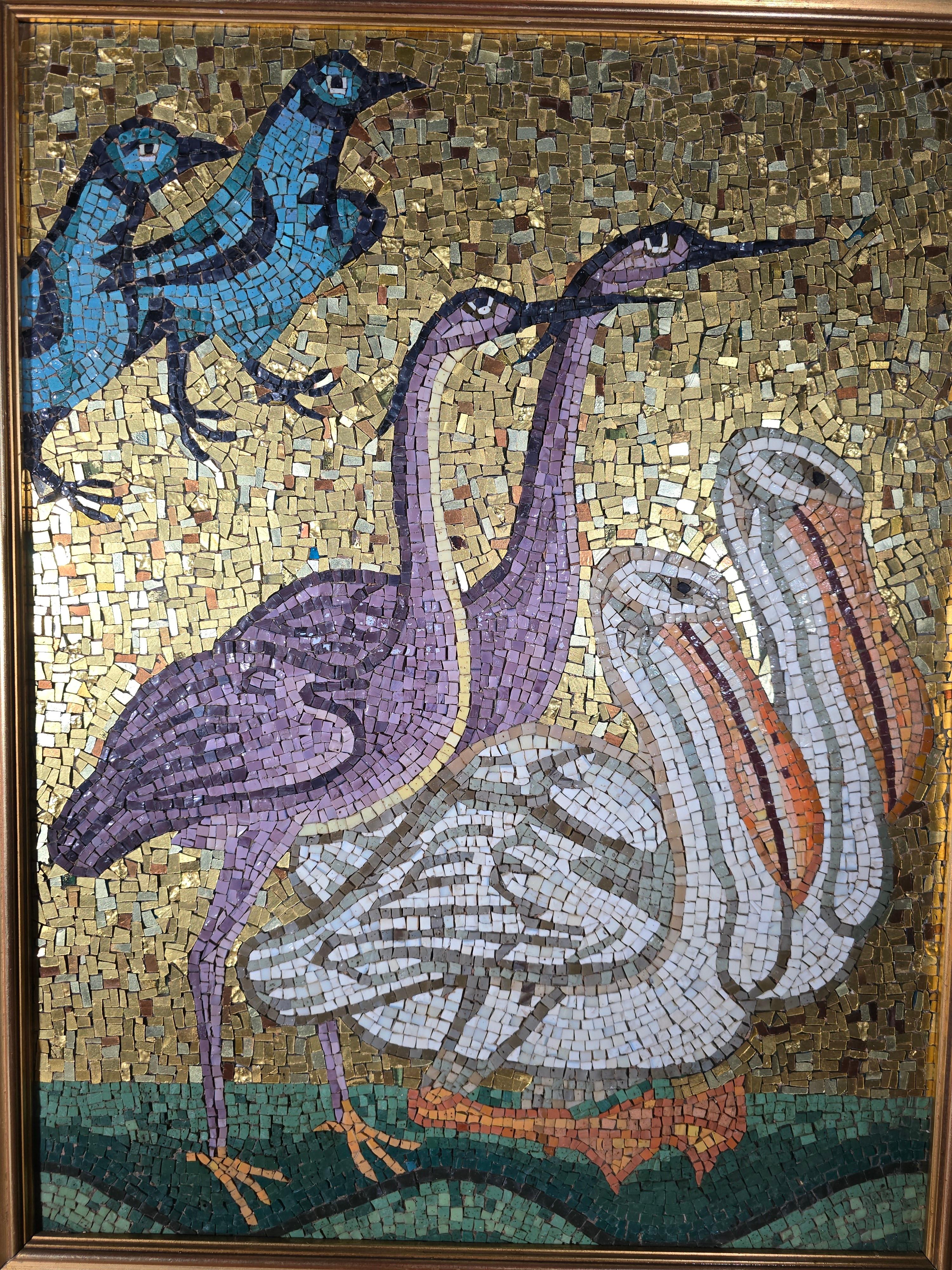 Cette paire de mosaïques italiennes décoratives du XIXe siècle, probablement originaires de Florence, illustre l'art intemporel de la mosaïque. Les pièces sont méticuleusement créées à l'aide de tesselles colorées rehaussées de feuilles d'or,