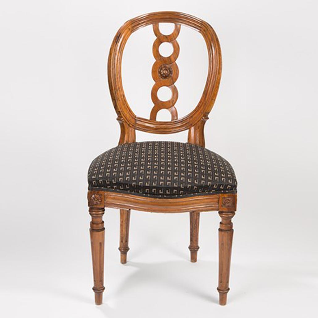 Pair of Elegant Louis-Seize Chairs, France, circa 1760, Walnut, carved, In Good Condition For Sale In Berlin, DE