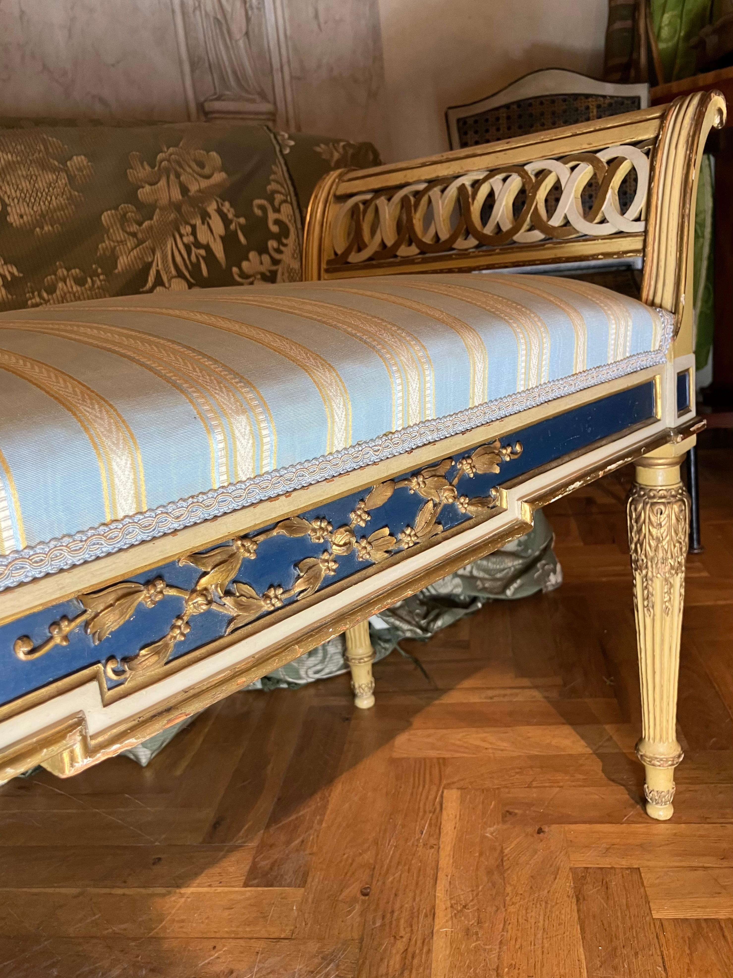 Paire d'élégants bancs de style Louis XVI dorés à laque crème et bleue en vente 3