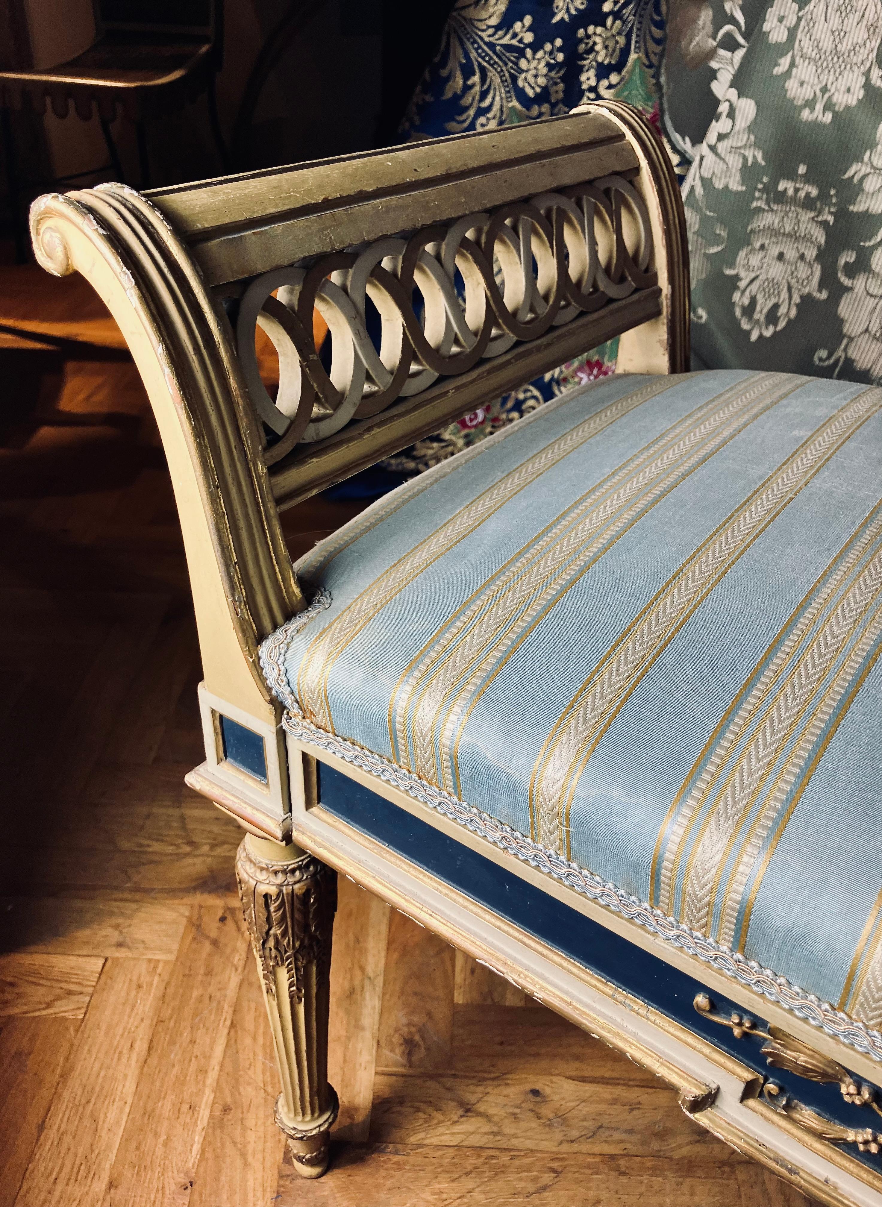 Paire d'élégants bancs de style Louis XVI dorés à laque crème et bleue en vente 4