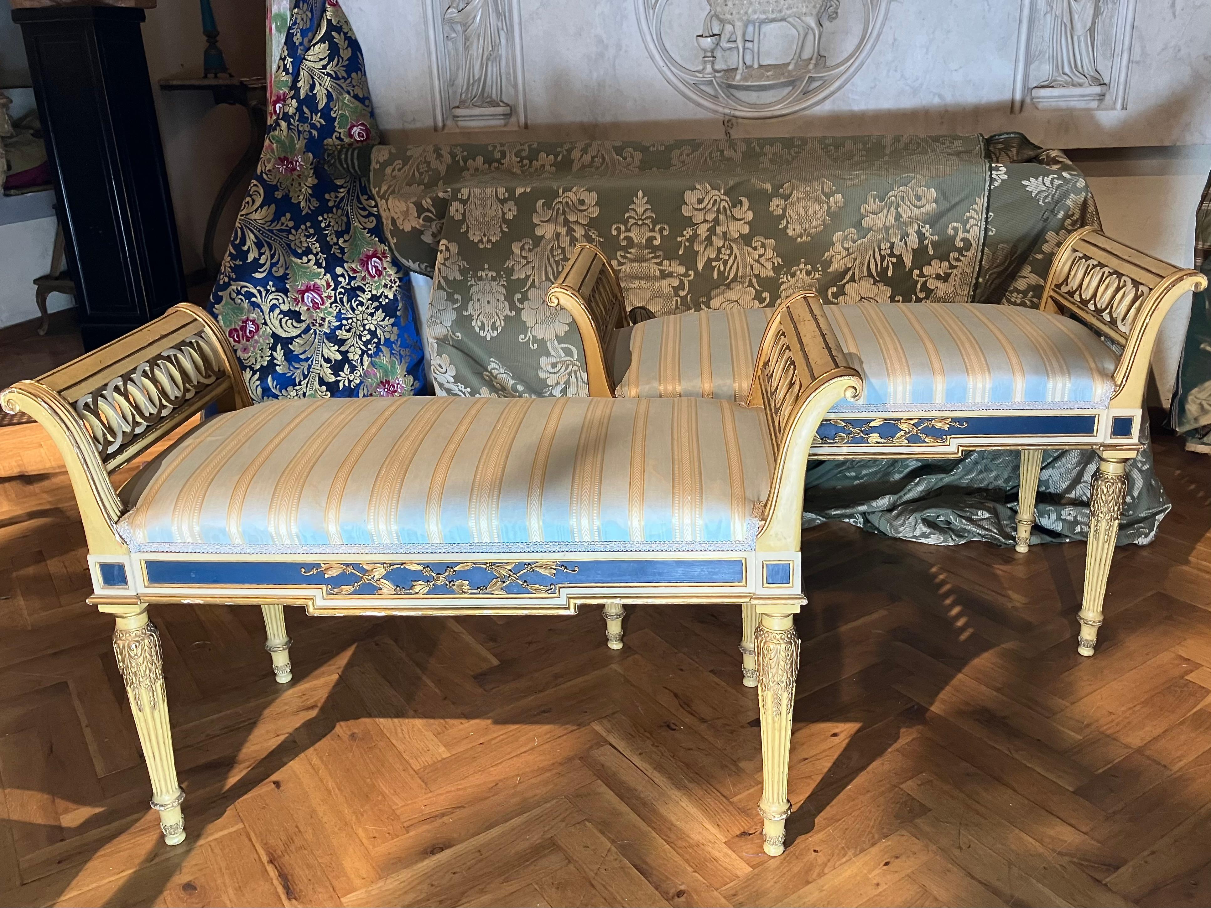 Paire d'élégants bancs de style Louis XVI dorés à laque crème et bleue en vente 5
