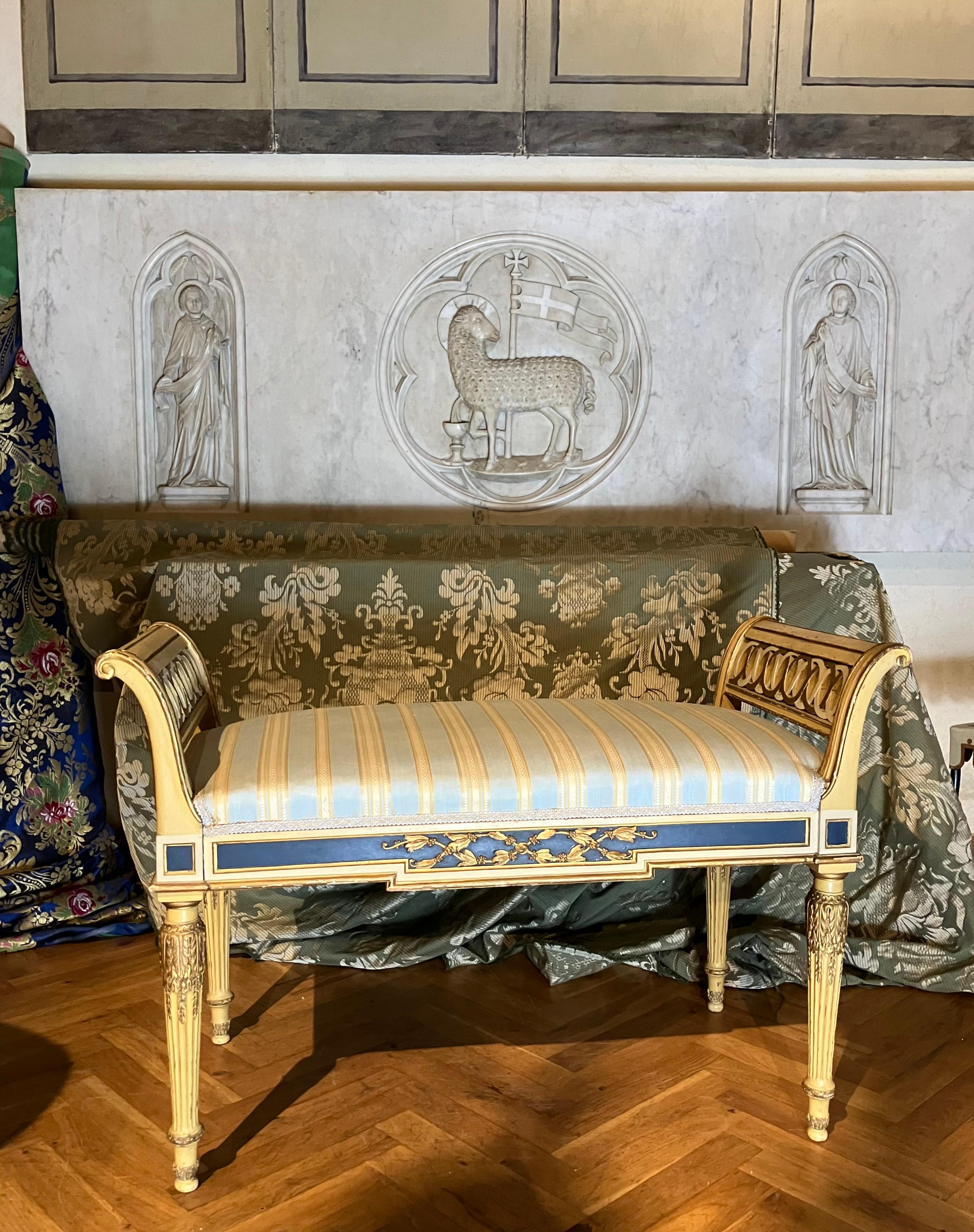 Cette paire de bancs de style Louis XVI témoigne d'un savoir-faire exceptionnel et d'un design élégant. Laqué dans une palette sophistiquée de tons crème et ivoire délicats, accentués par des bandes laquées bleues frappantes et des incrustations