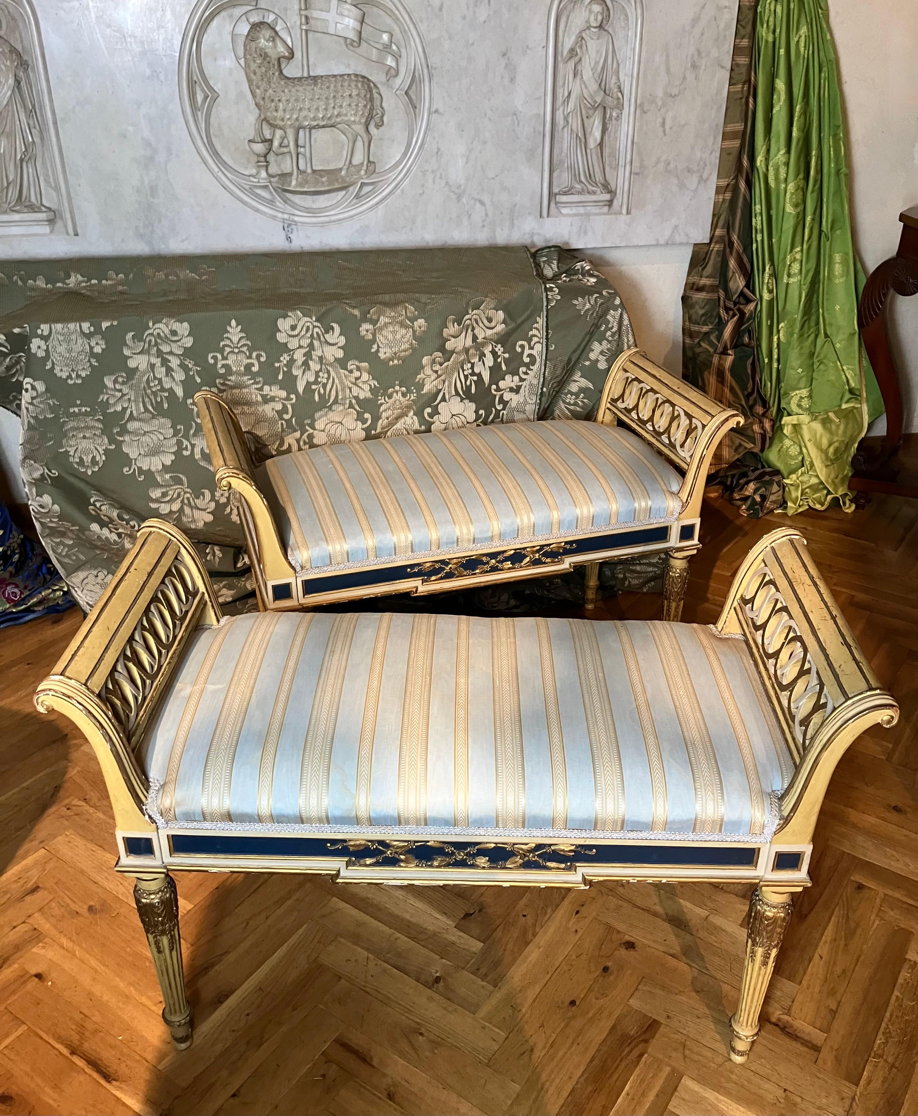 italien Paire d'élégants bancs de style Louis XVI dorés à laque crème et bleue en vente