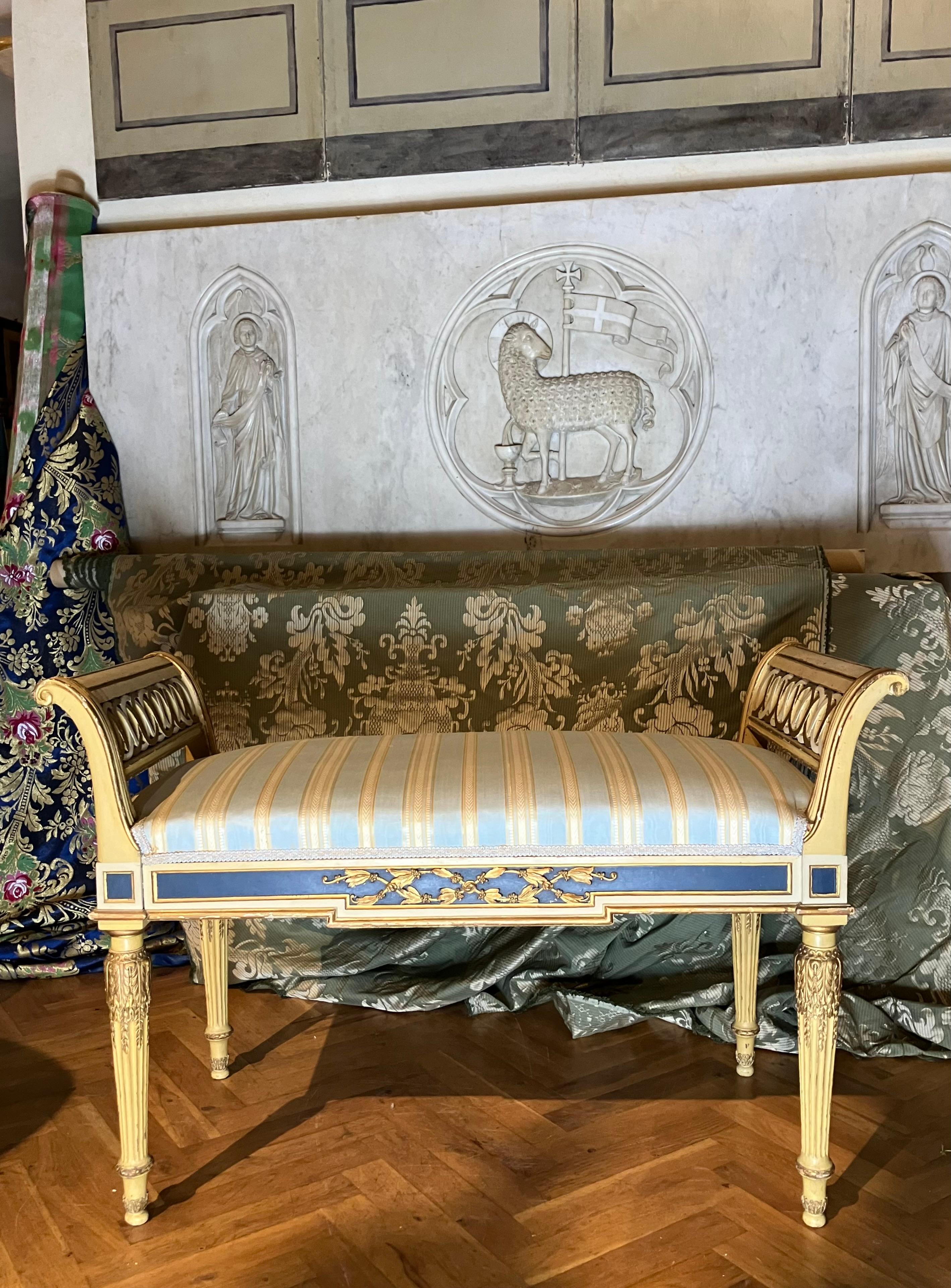 Sculpté à la main Paire d'élégants bancs de style Louis XVI dorés à laque crème et bleue en vente