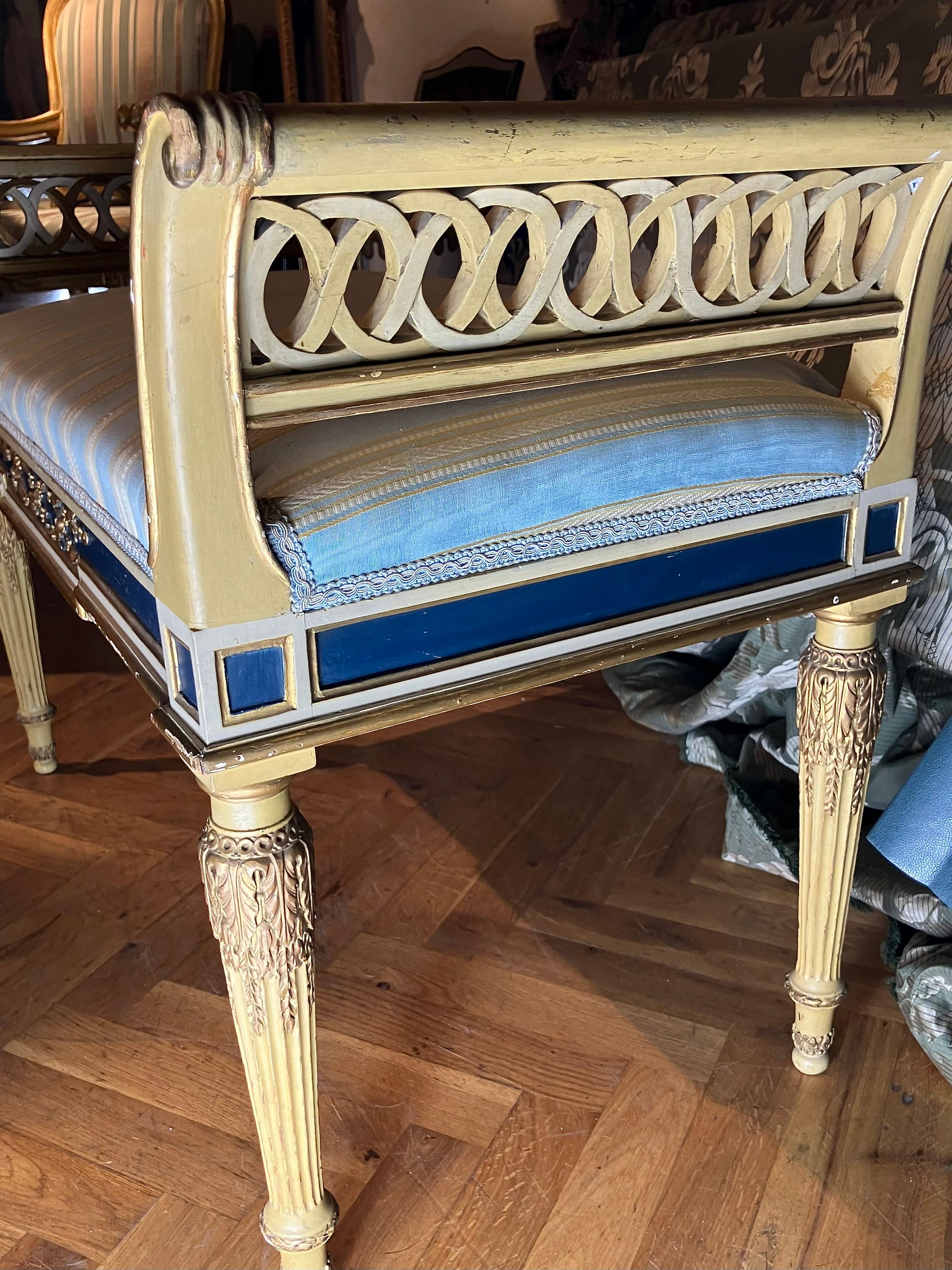 Paire d'élégants bancs de style Louis XVI dorés à laque crème et bleue Bon état - En vente à Firenze, IT